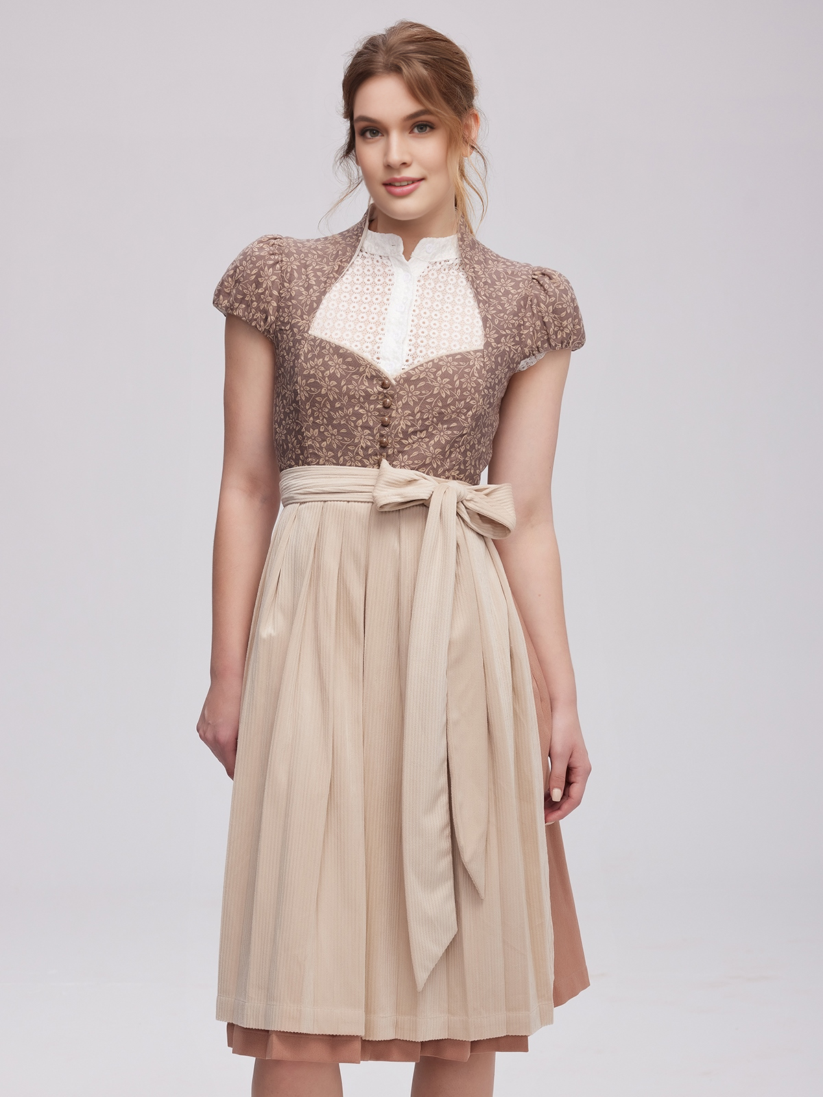 Modernes Kurzarm Dirndl in Braun – perfekt für den urbanen Look