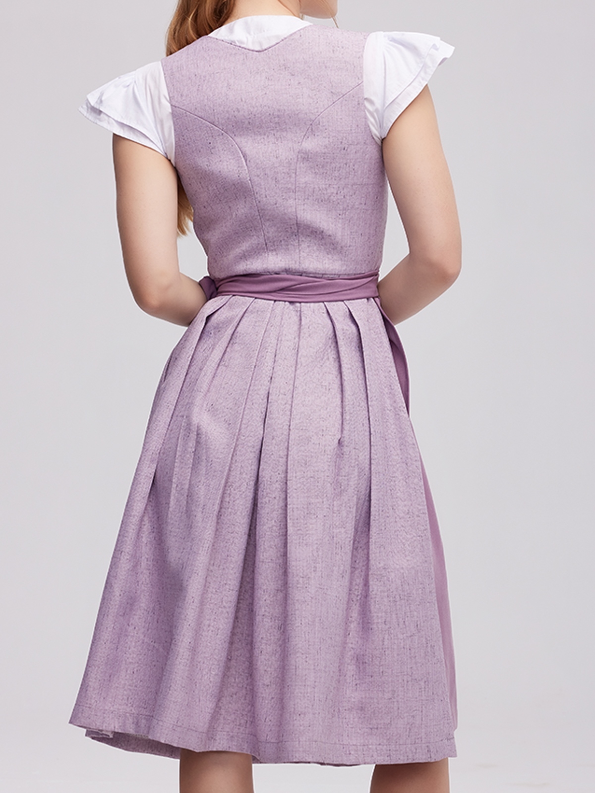 Stilvolles lila Dirndl mit modernem Design