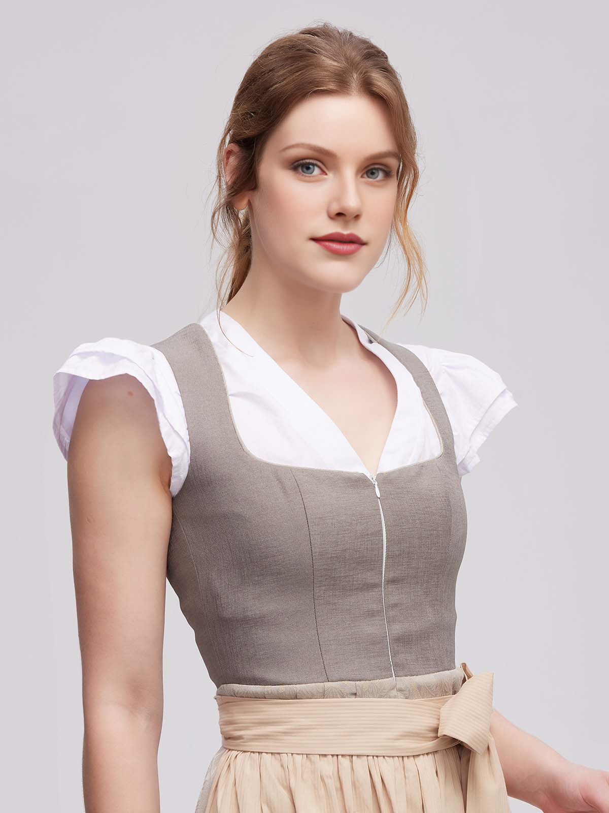 Dirndlbluse mit V-Ausschnitt und Langarm in Grau