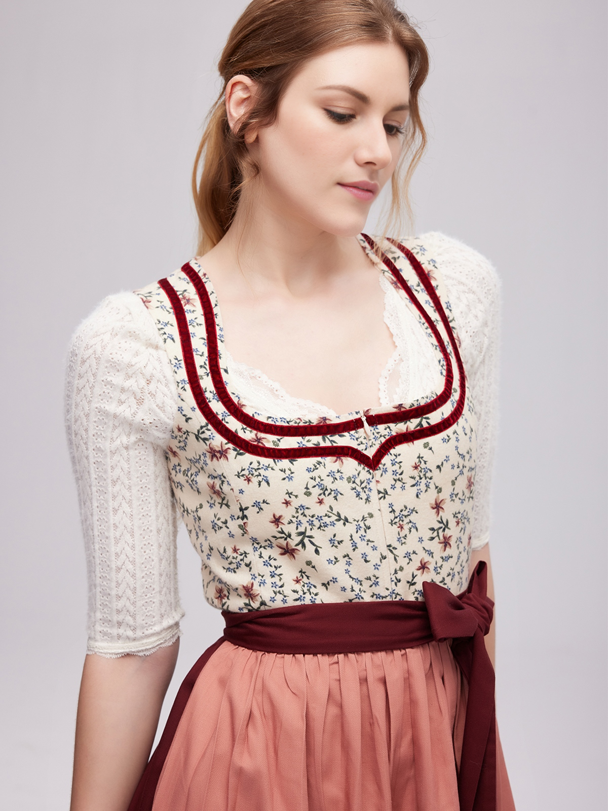 Modernes Dirndl in Rot mit floralen Details
