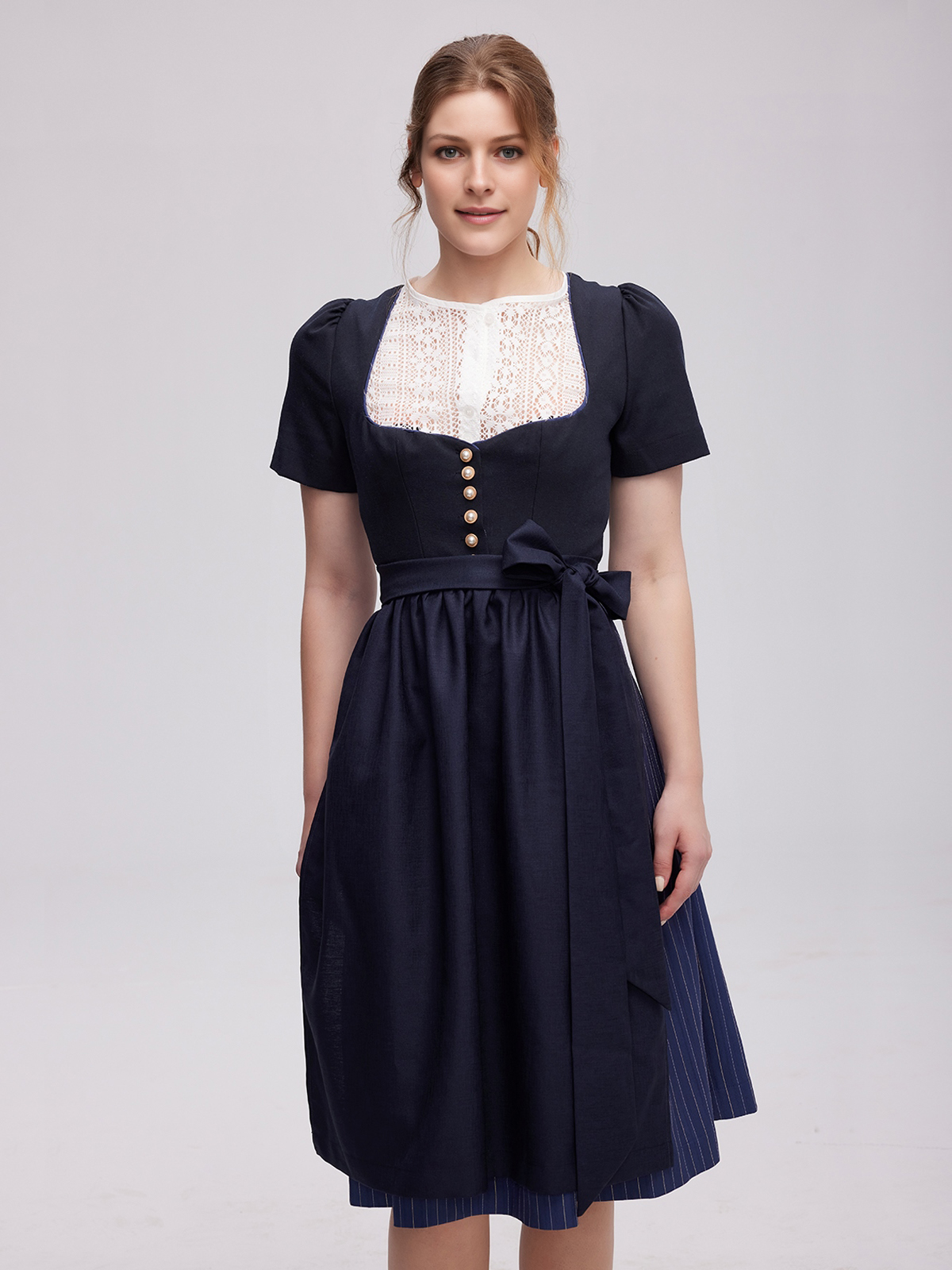 Dirndl in Blau mit floralen Details