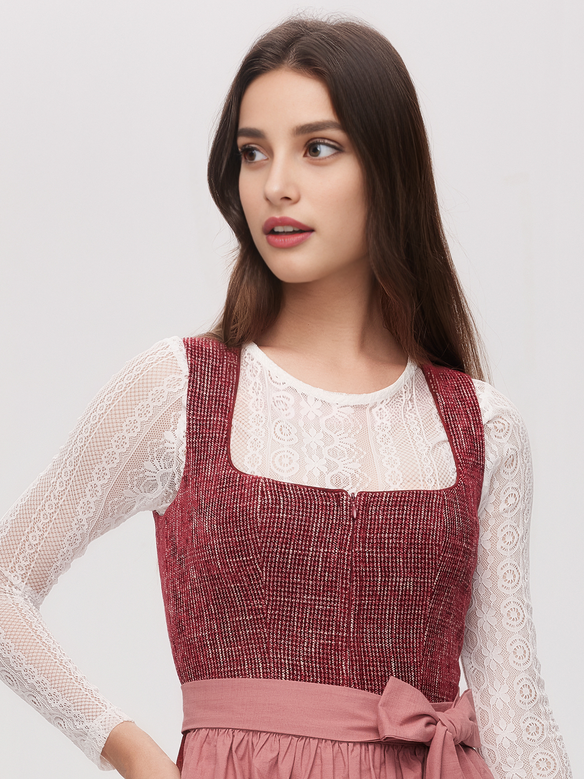 Dirndl in Rot mit moderner Frisur