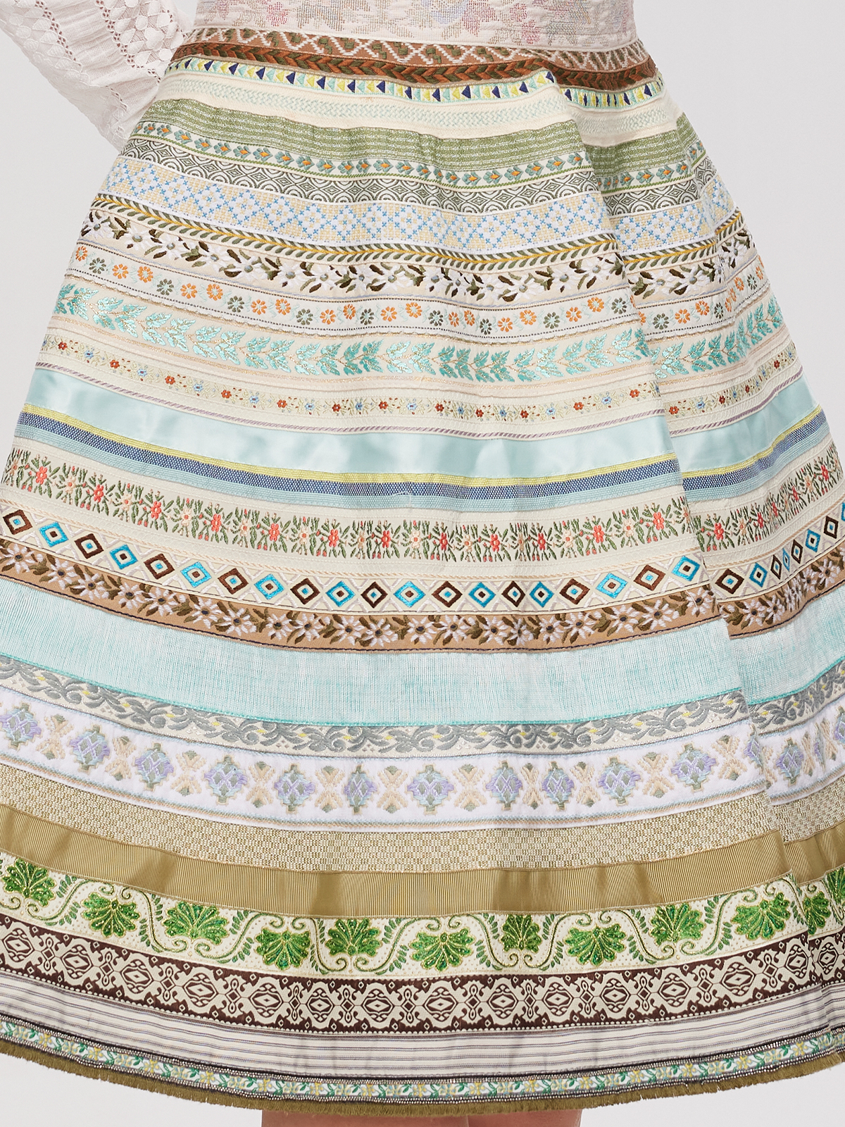 Modernes grünes Dirndl mit stilvollen Accessoires