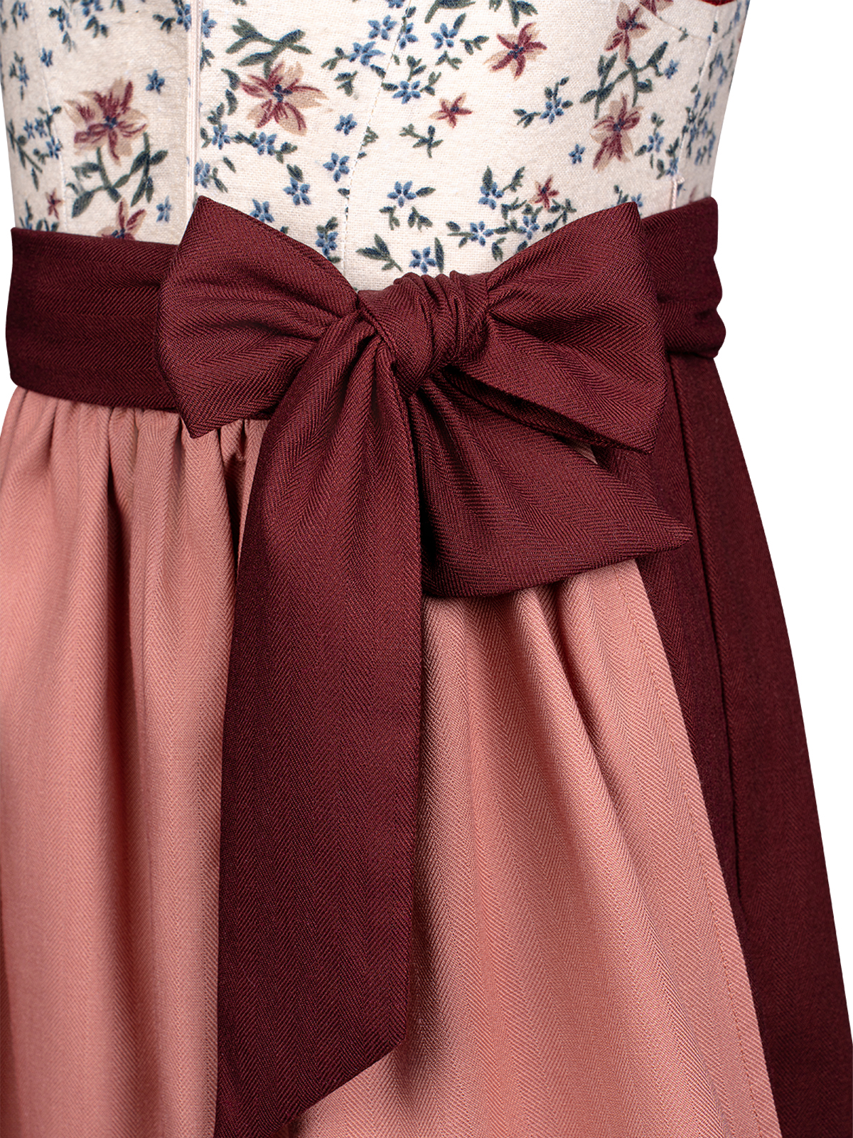 Modernes Dirndl in Rot