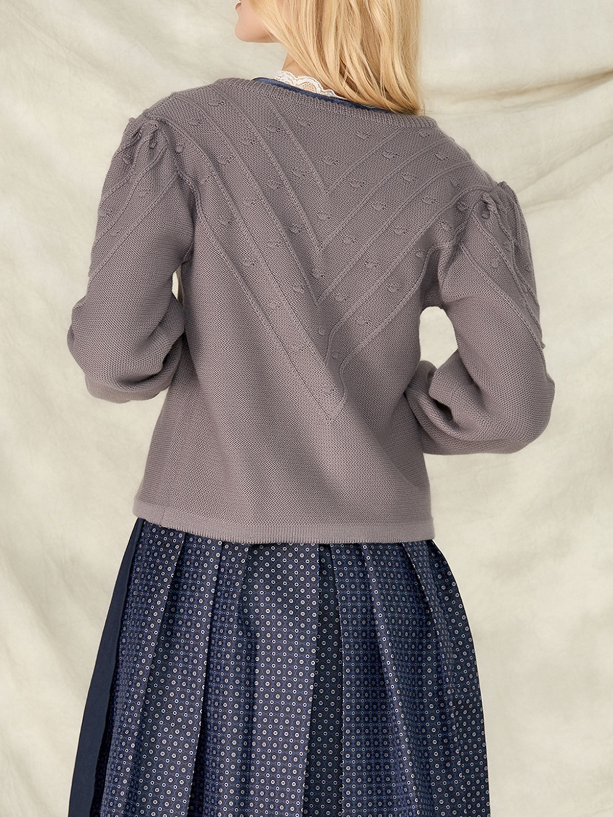 Elegantes graues Dirndl mit modernem Schnitt