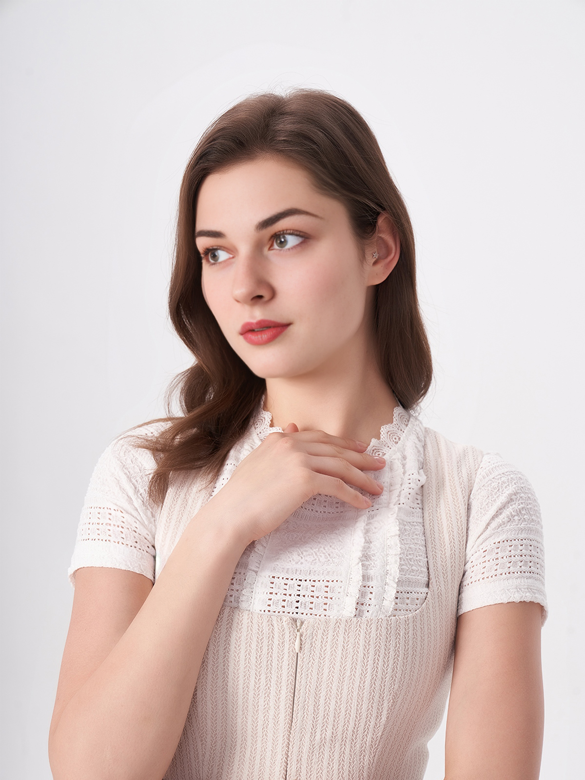 Modernes Dirndl in dunklem Rot mit samtiger Textur