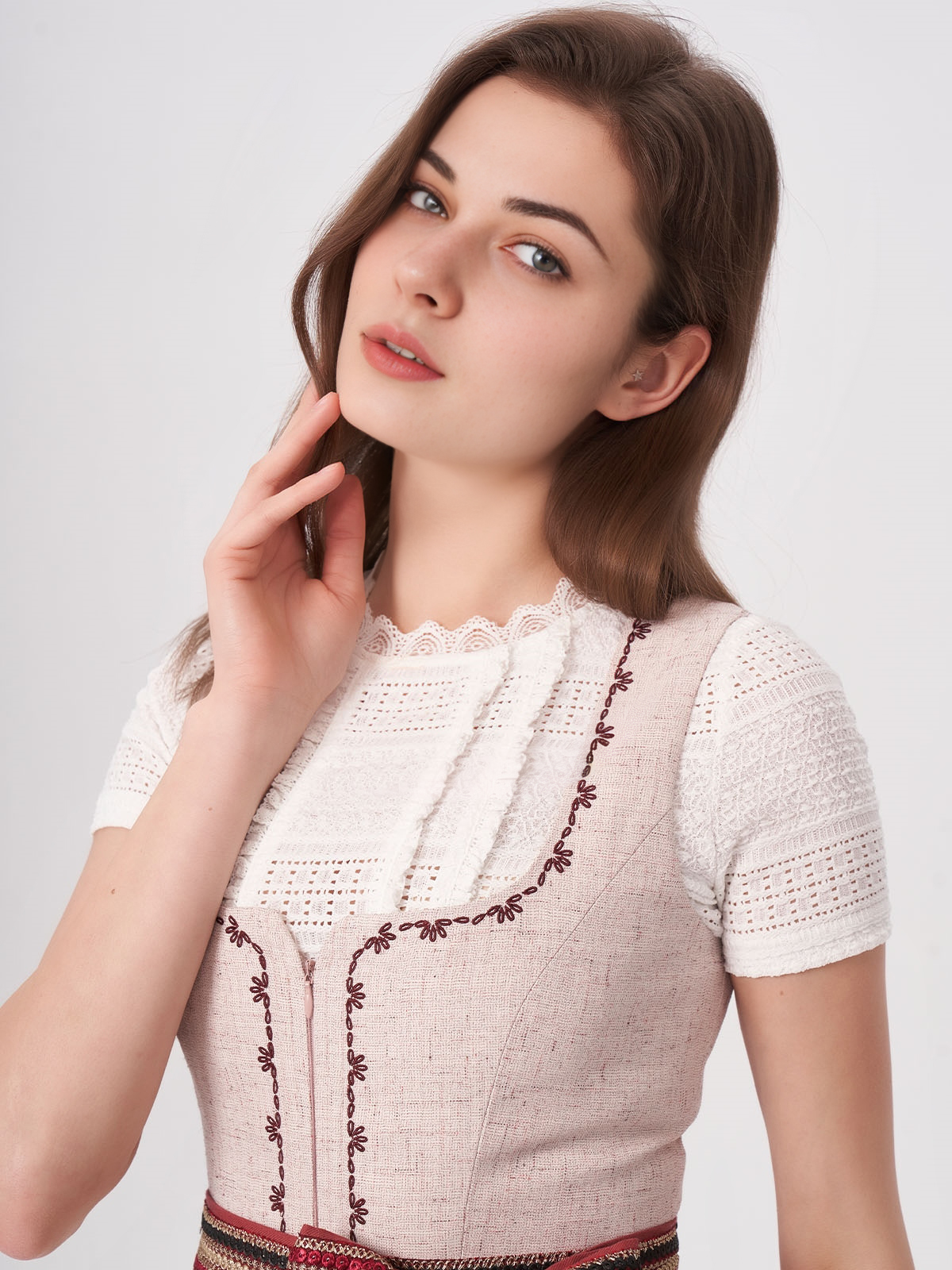Modernes Dirndl in Rosa mit schmaler Taille und leichtem Rock