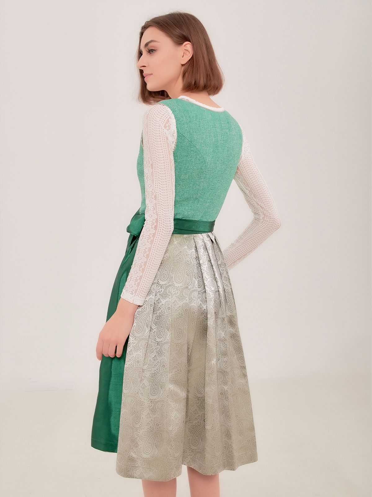 Modernes blaues Dirndl mit Ausschnitt