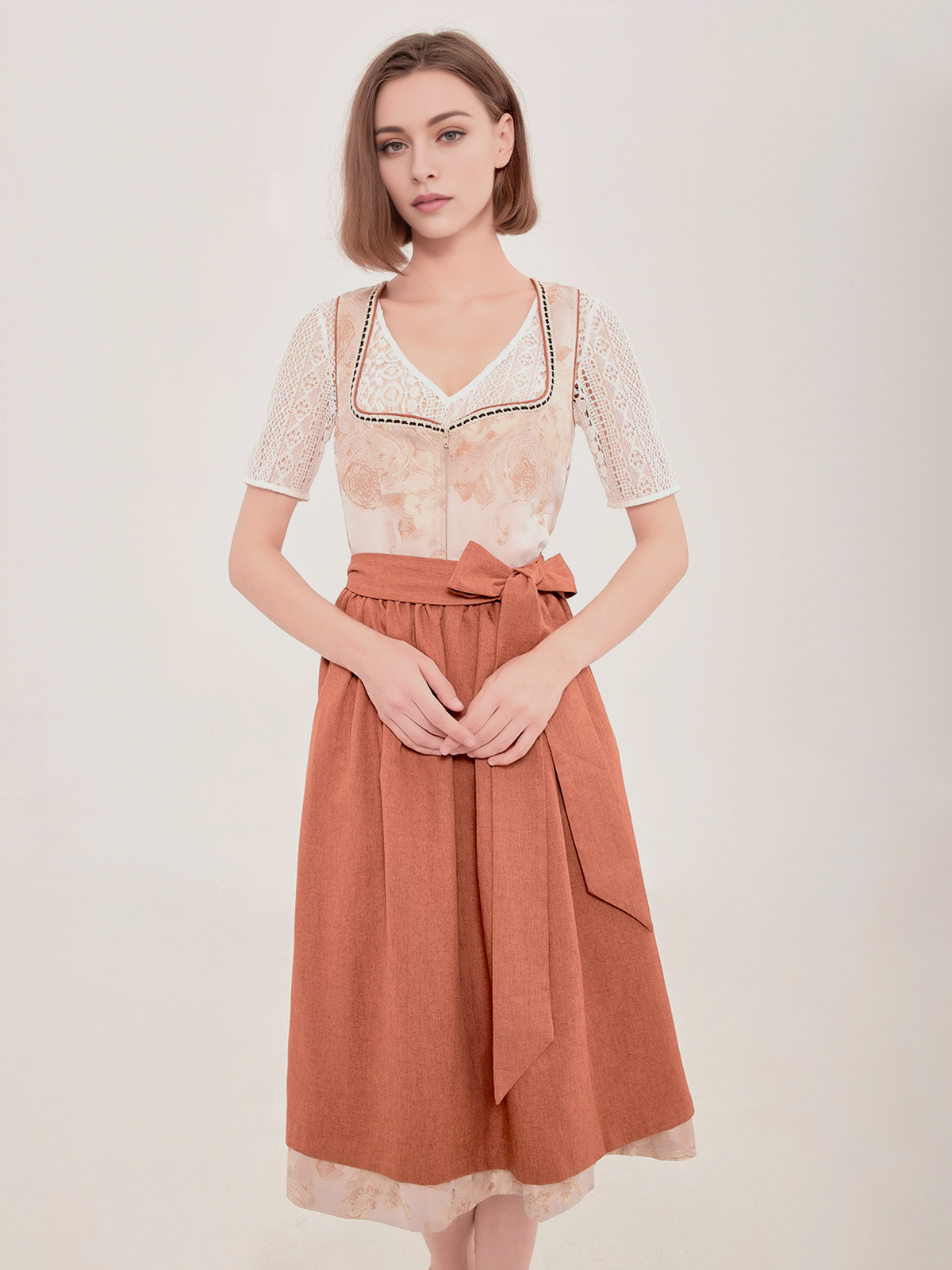 Moderne Dirndlbluse mit V-Ausschnitt und Spitze