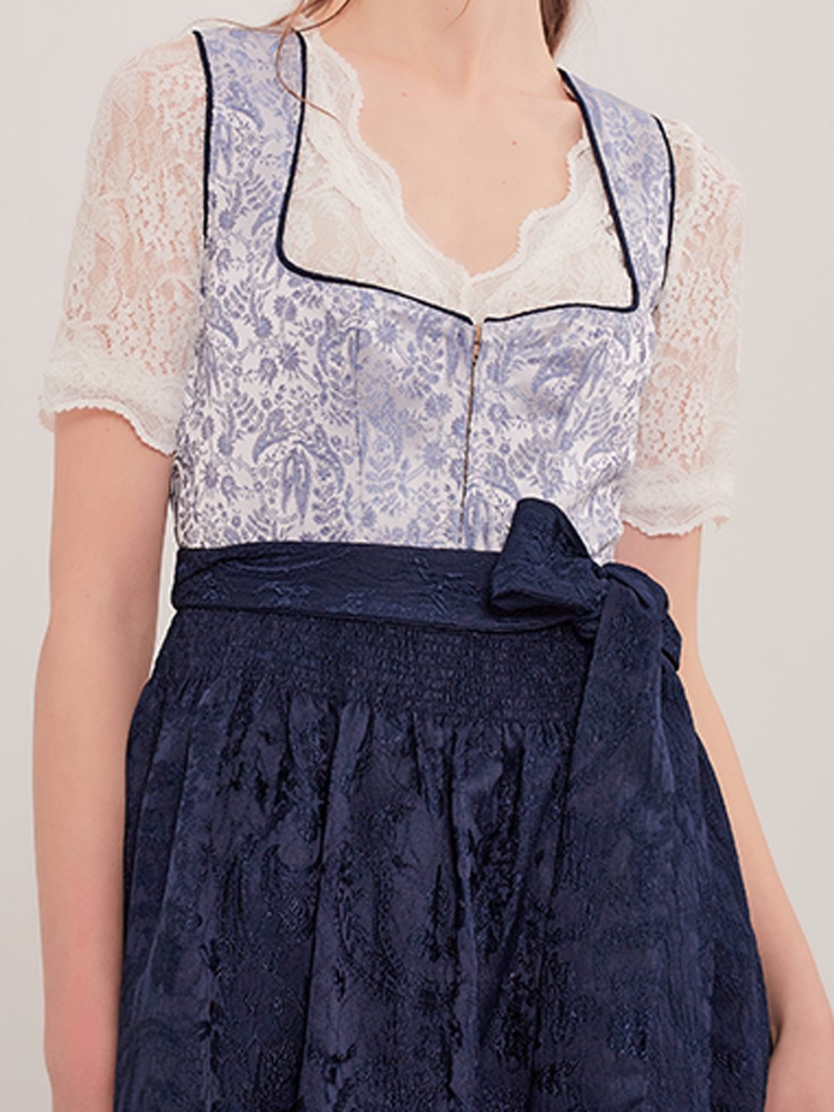 Modernes Dirndl in Blau