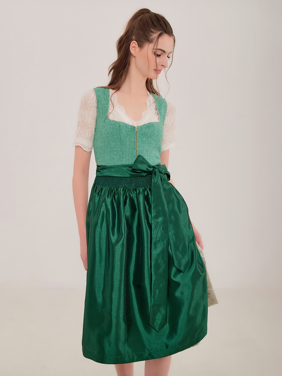 Dirndlbluse in Blau mit hochgeschlossenem Schnitt