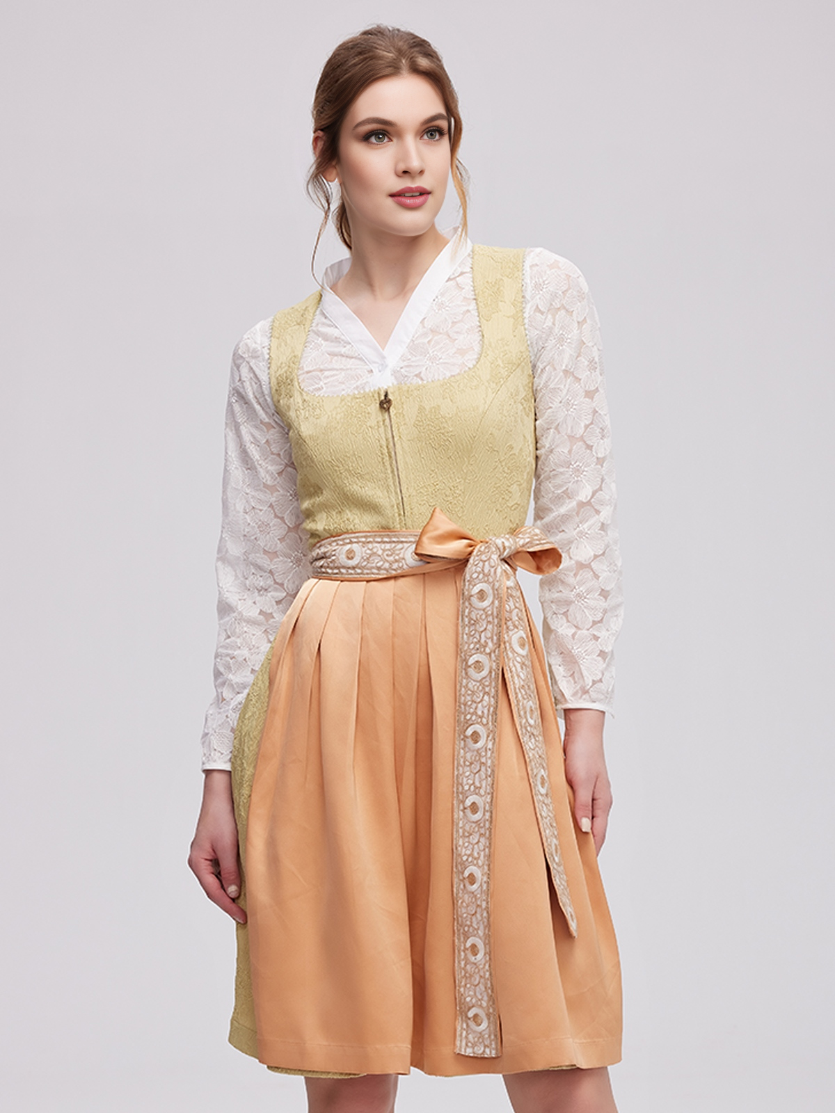 Schwarzes Dirndl mit gelber Schürze