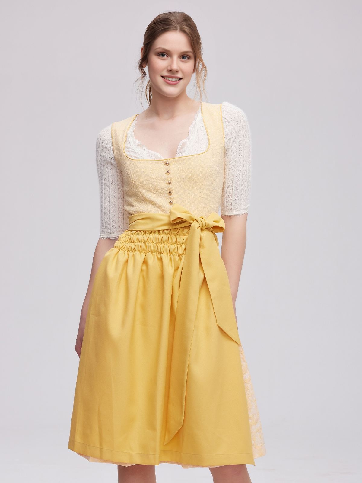 Modernes gelbes Dirndl mit langärmeliger Bluse