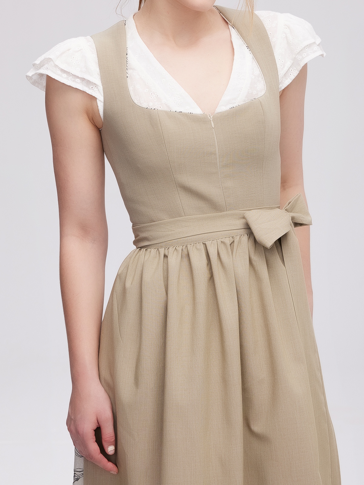 Oranges Dirndl mit modernem Schnitt
