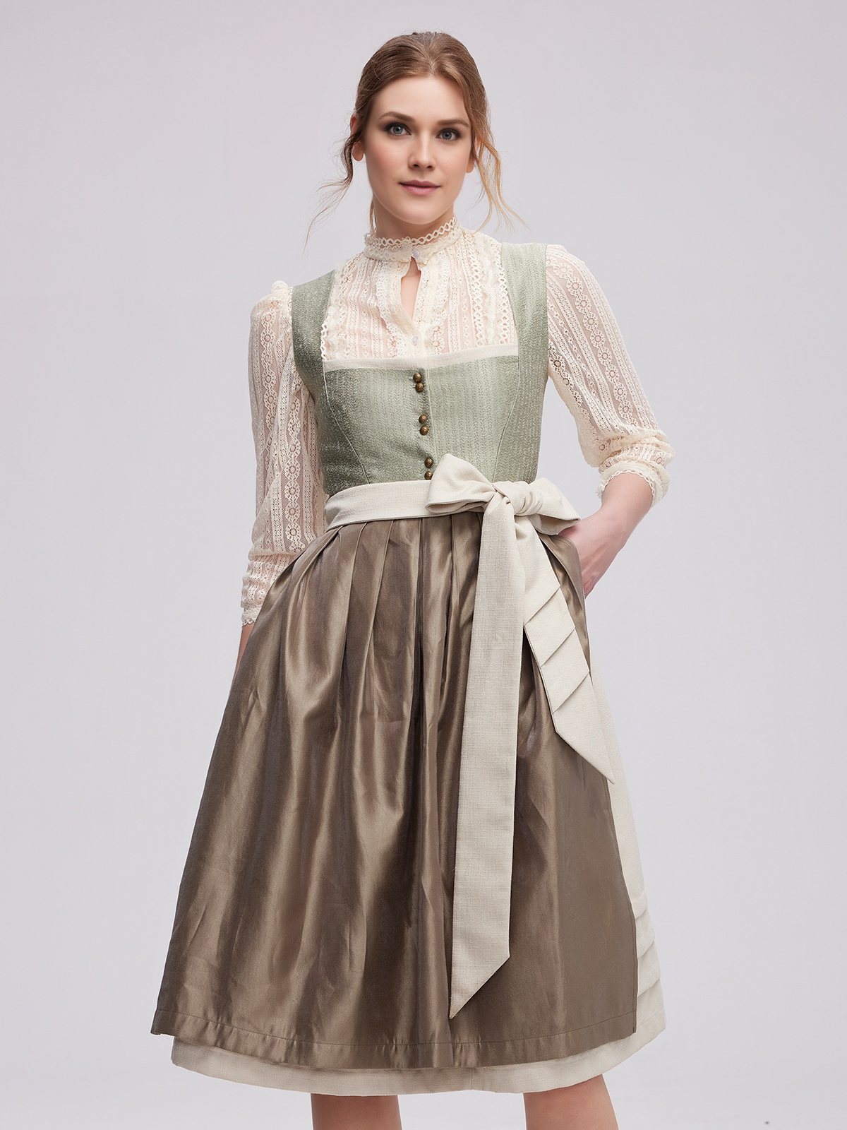 Oranges Dirndl mit mediterranem Flair