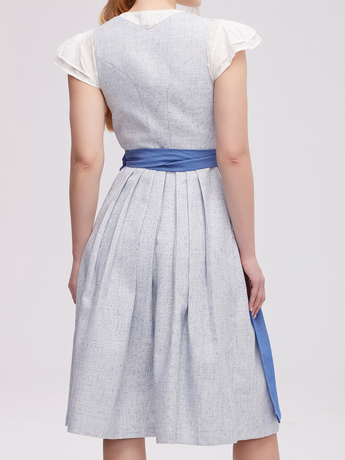 Traditionelles blaues Dirndl mit detailreicher Stickerei