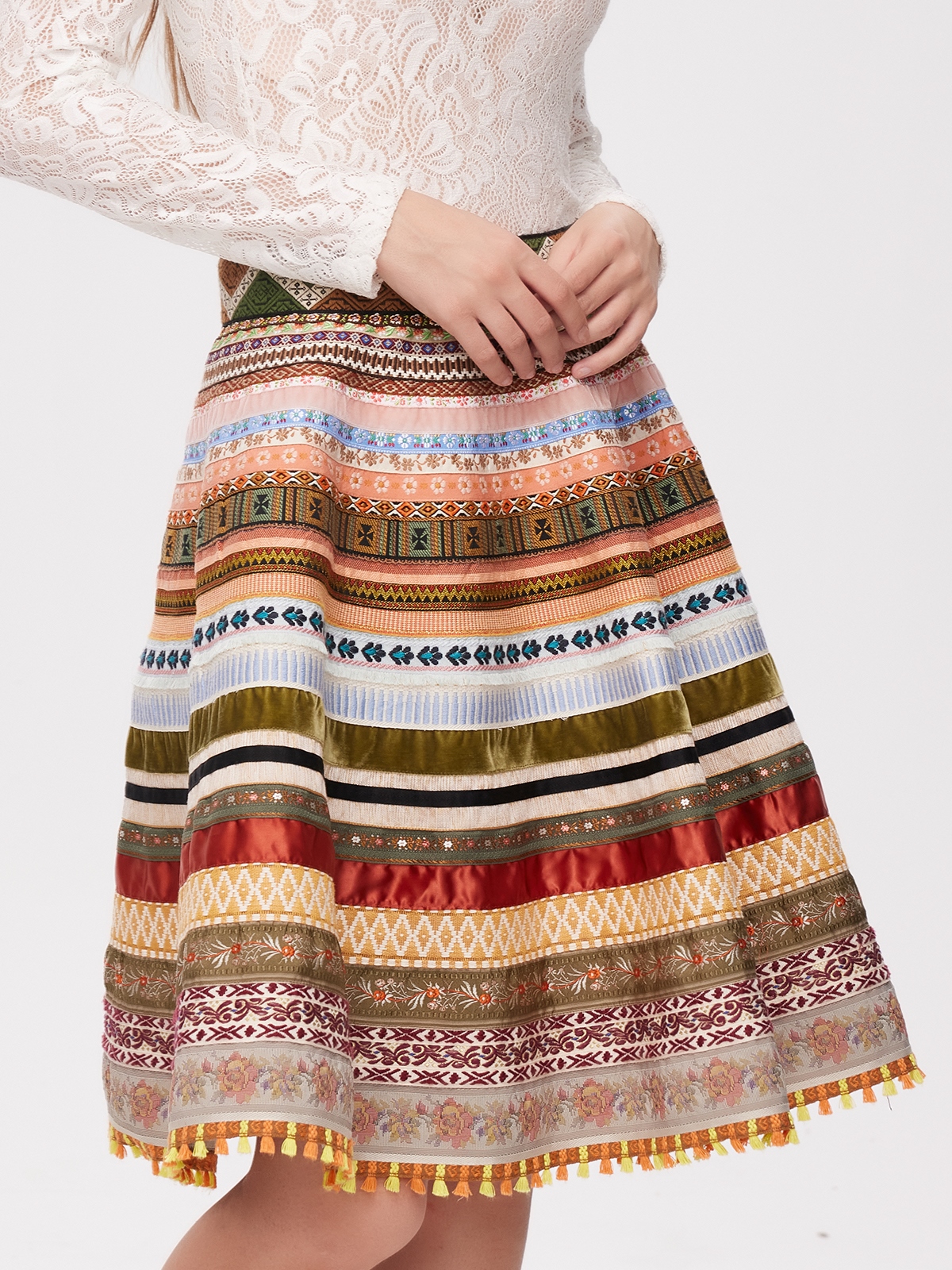Ein graues Dirndl mit modernem Schnitt, perfekt für festliche Anlässe