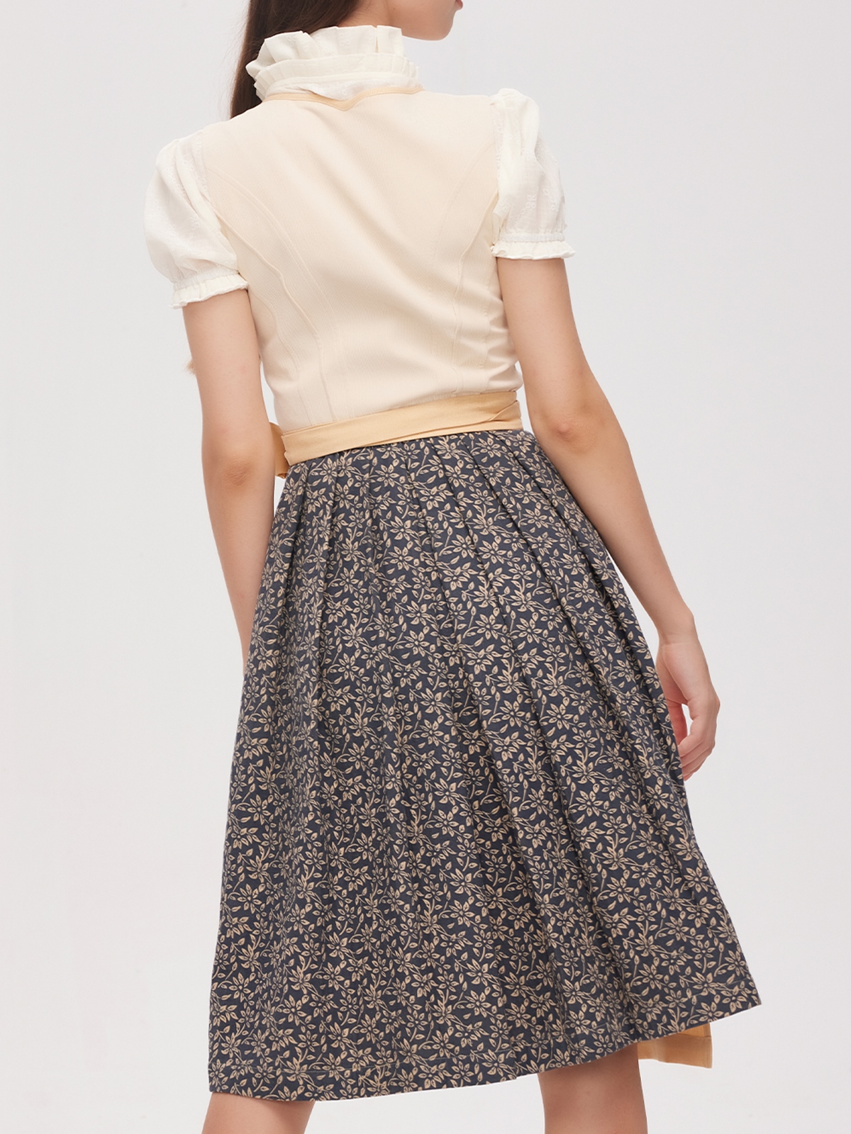 Modernes Dirndl in Gelb