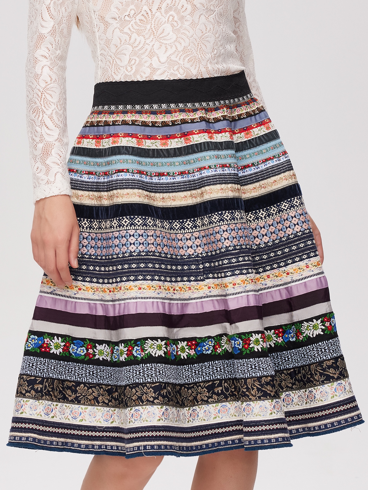 Modernes Dirndl in Blau – schlanke Silhouette und eleganter Schnitt