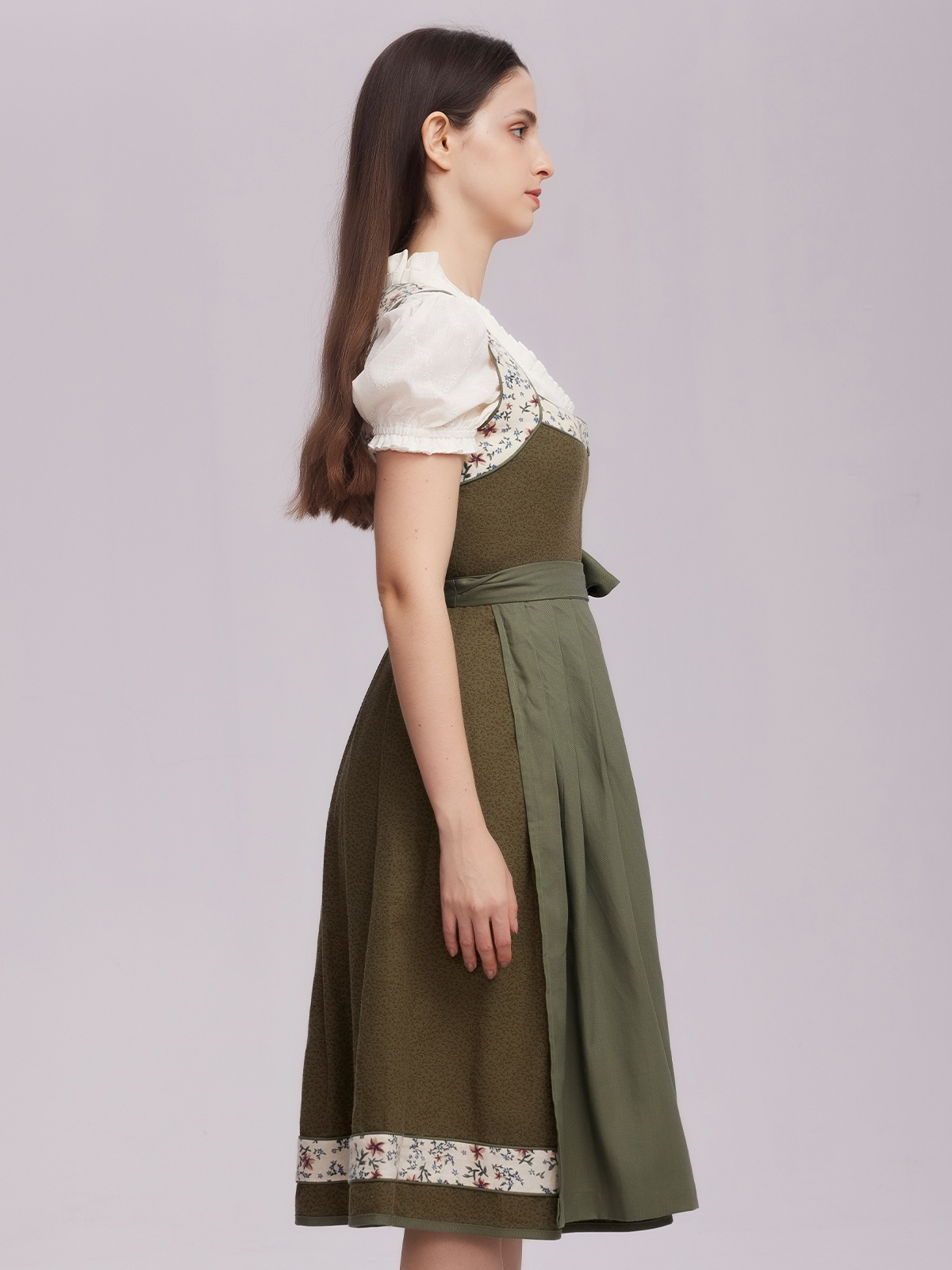 Modernes Dirndl in Grün mit floralen Akzenten