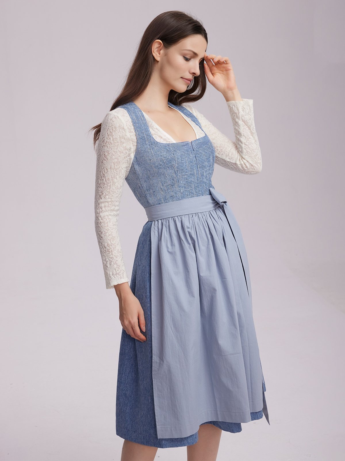 Modernes graues Dirndl mit blauer Schürze