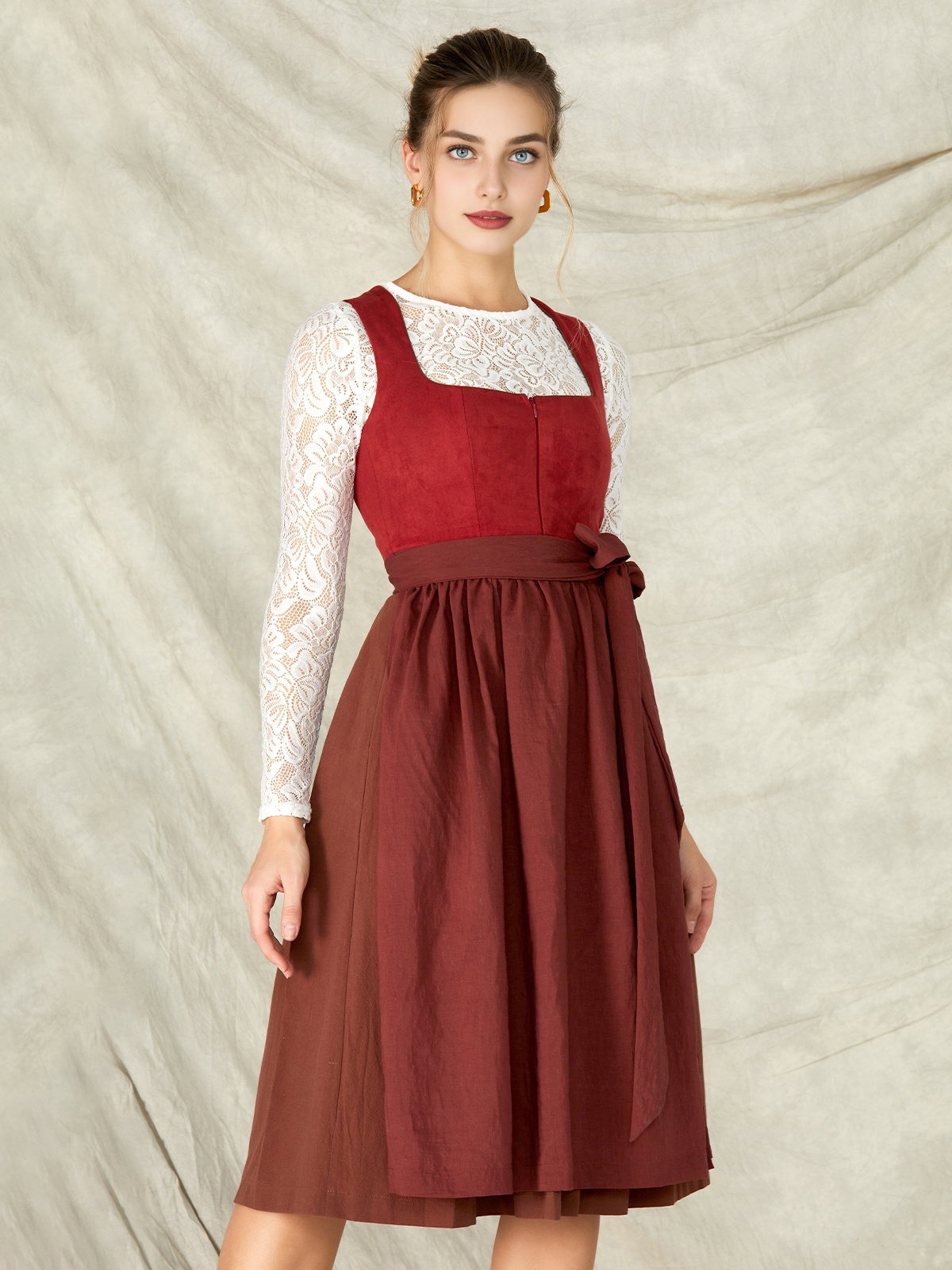 Dirndl in Rot mit traditioneller Schürze