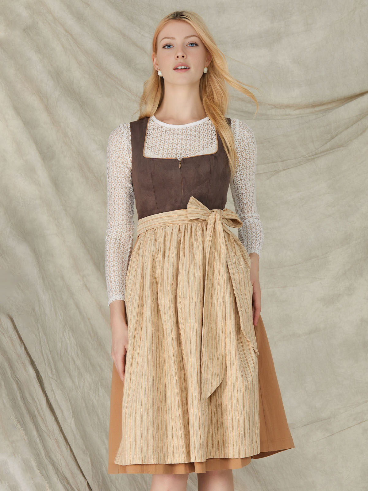 Modernes Dirndl in Braun