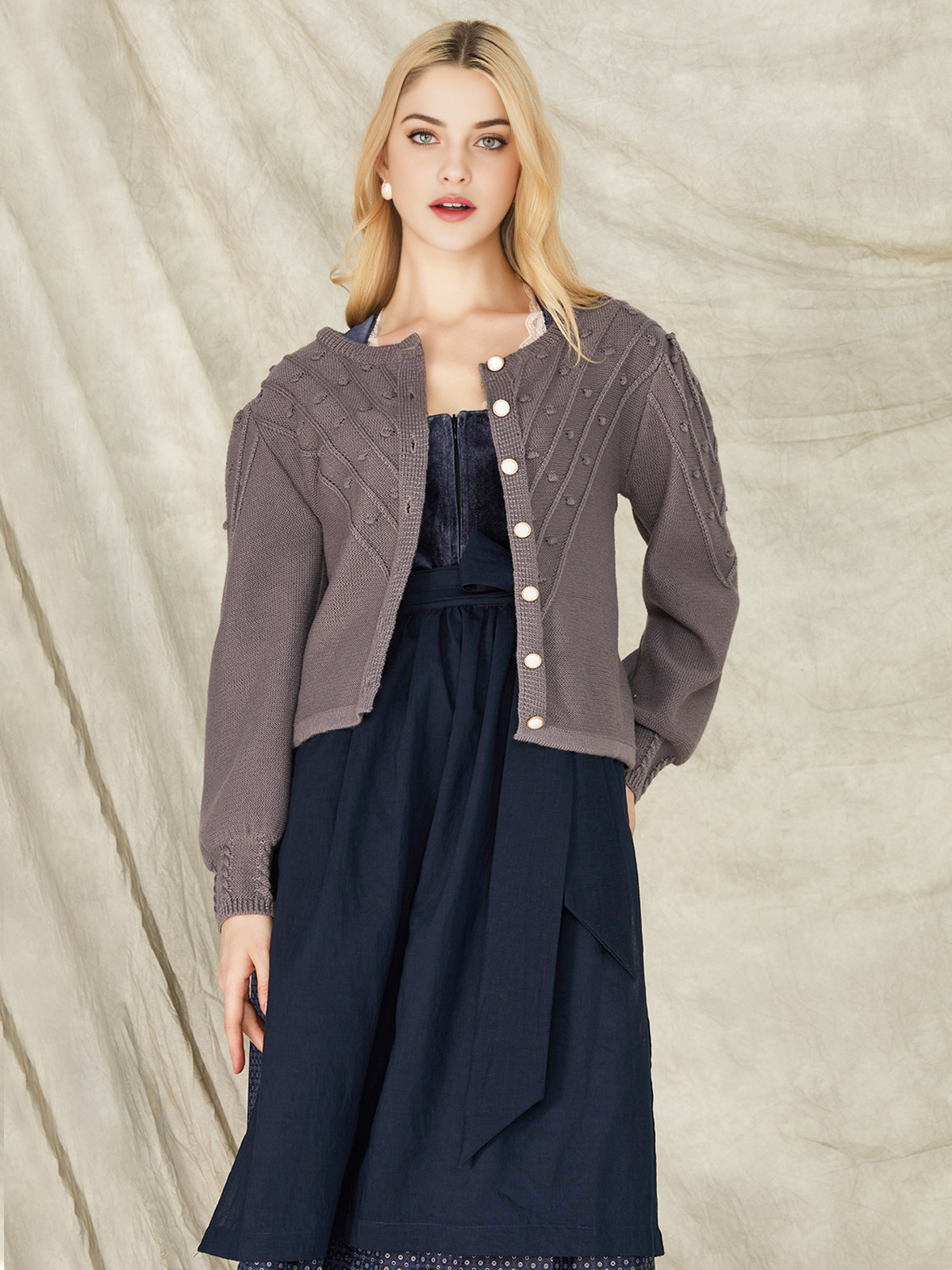 Modernes graues Dirndl mit urbanem Chic