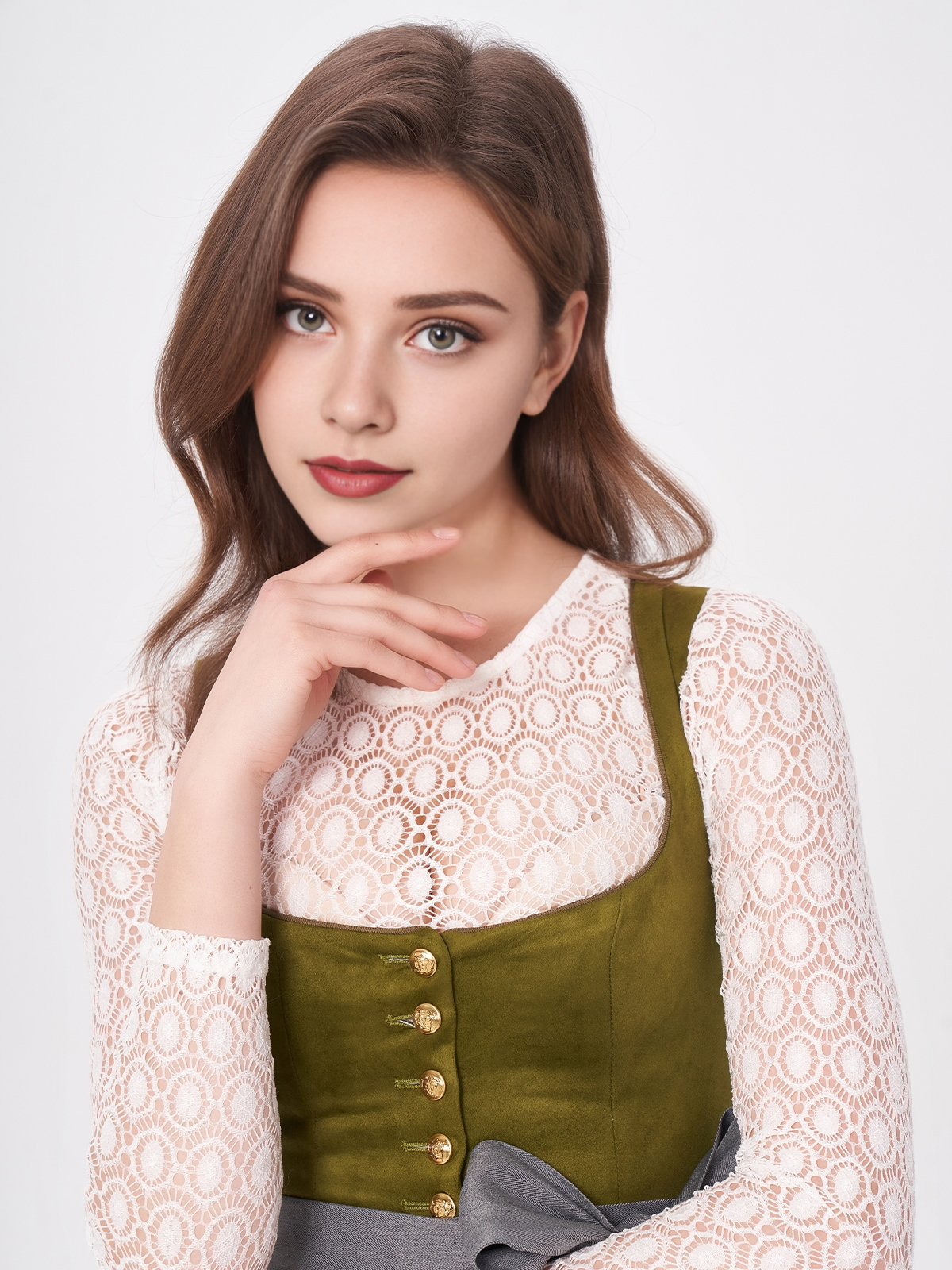 Braunes Dirndl mit grüner Schürze