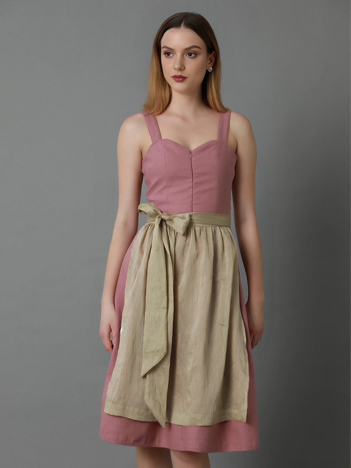 Dirndl in Rosa mit modernem Schnitt