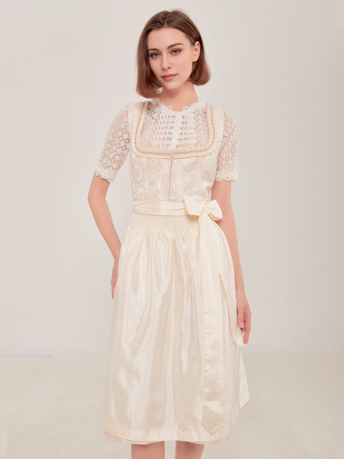 Graues Dirndl mit modernem Schnitt