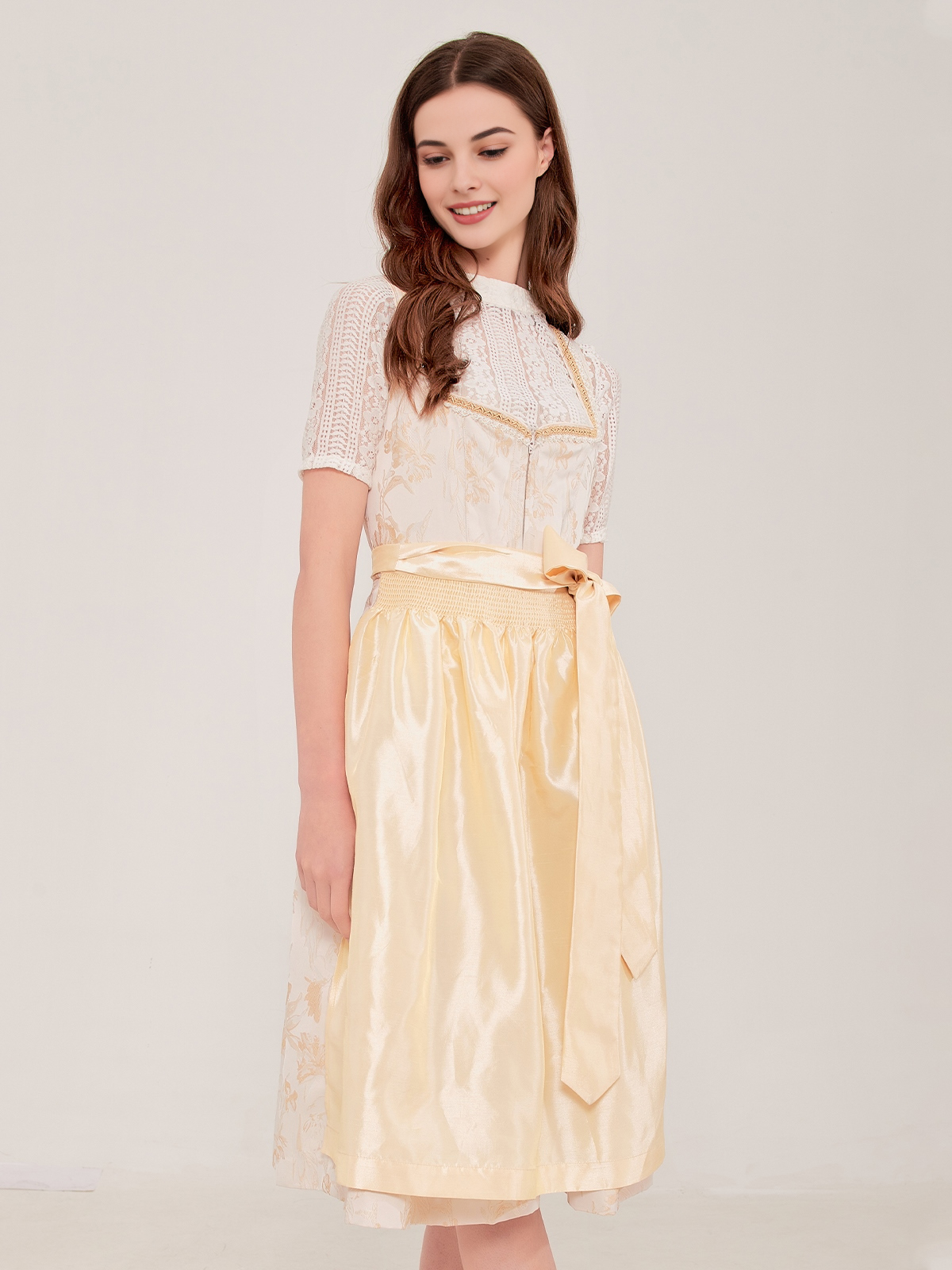 Ein strahlendes gelbes Dirndl mit floralen Details