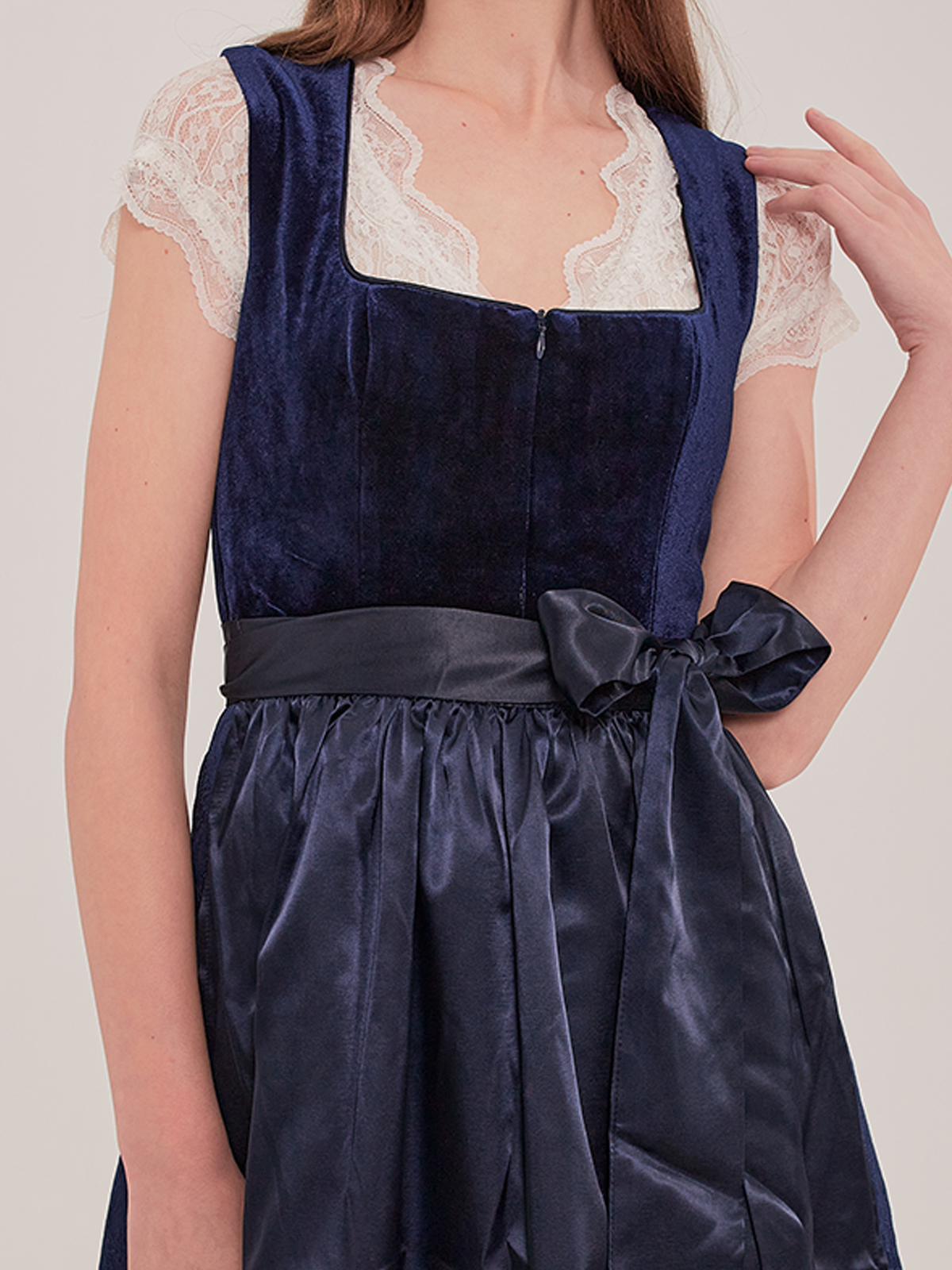 Modernes blaues Dirndl mit traditionellen Elementen