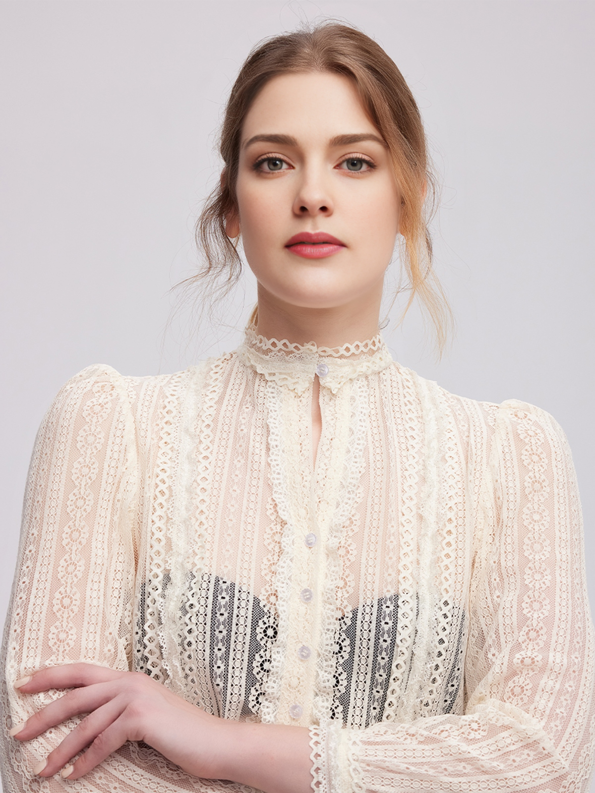 Modernes Dirndl mit Arm in Beige