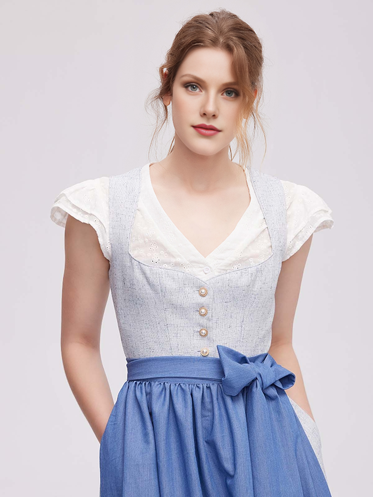 Dirndl Schwarz Lila in eleganter Pose