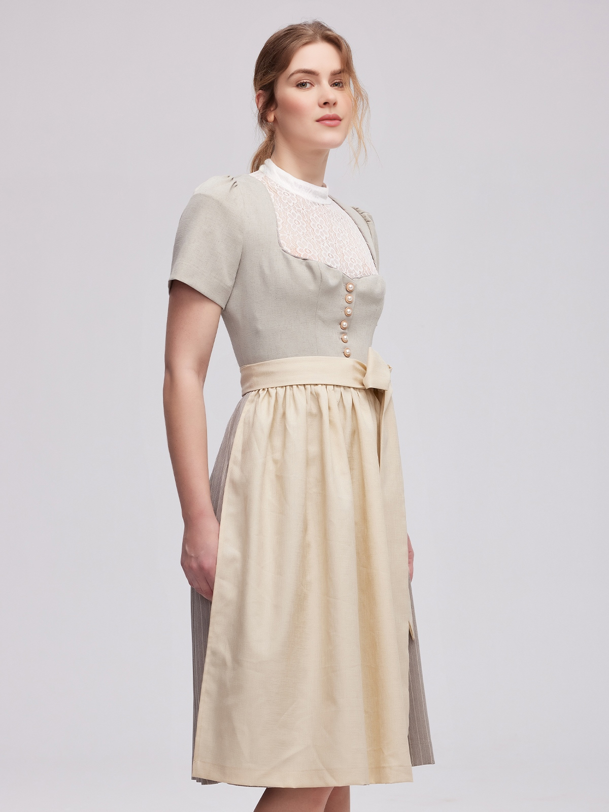 Modernes Dirndl in Grau – perfekt für städtische Eleganz