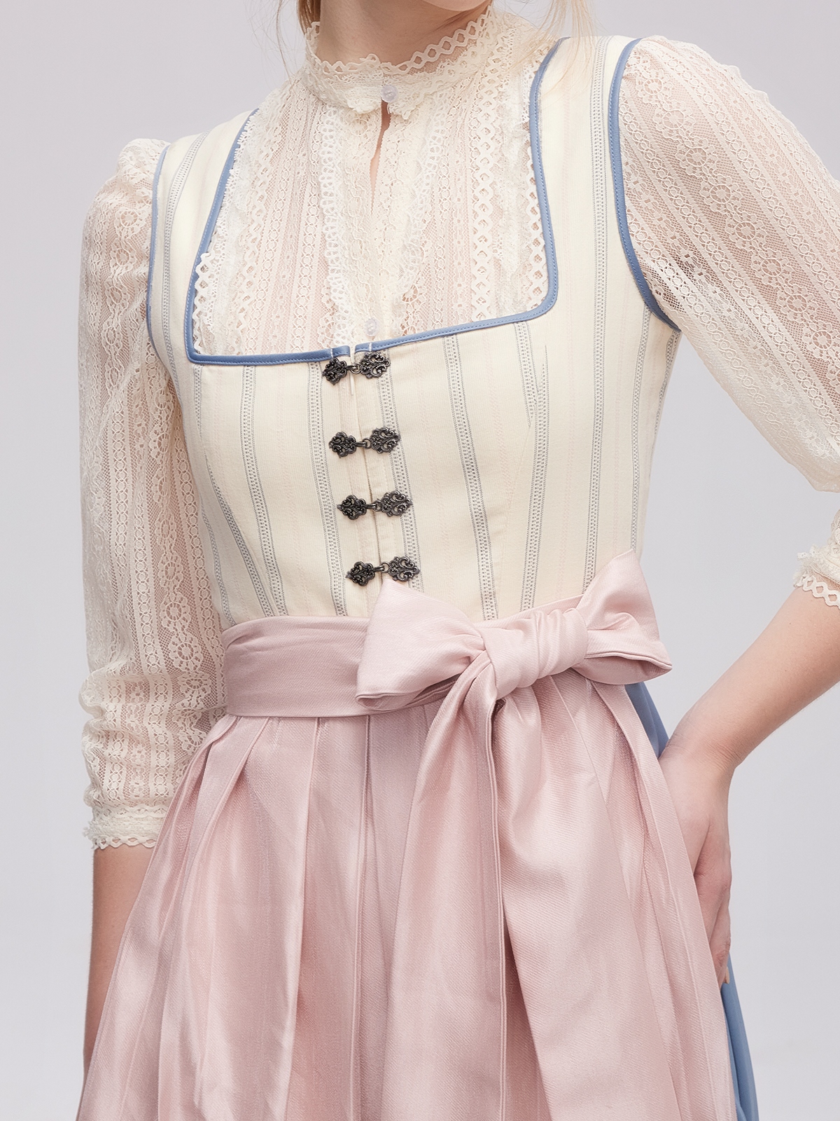 Beige Dirndl mit Spitzenbesatz