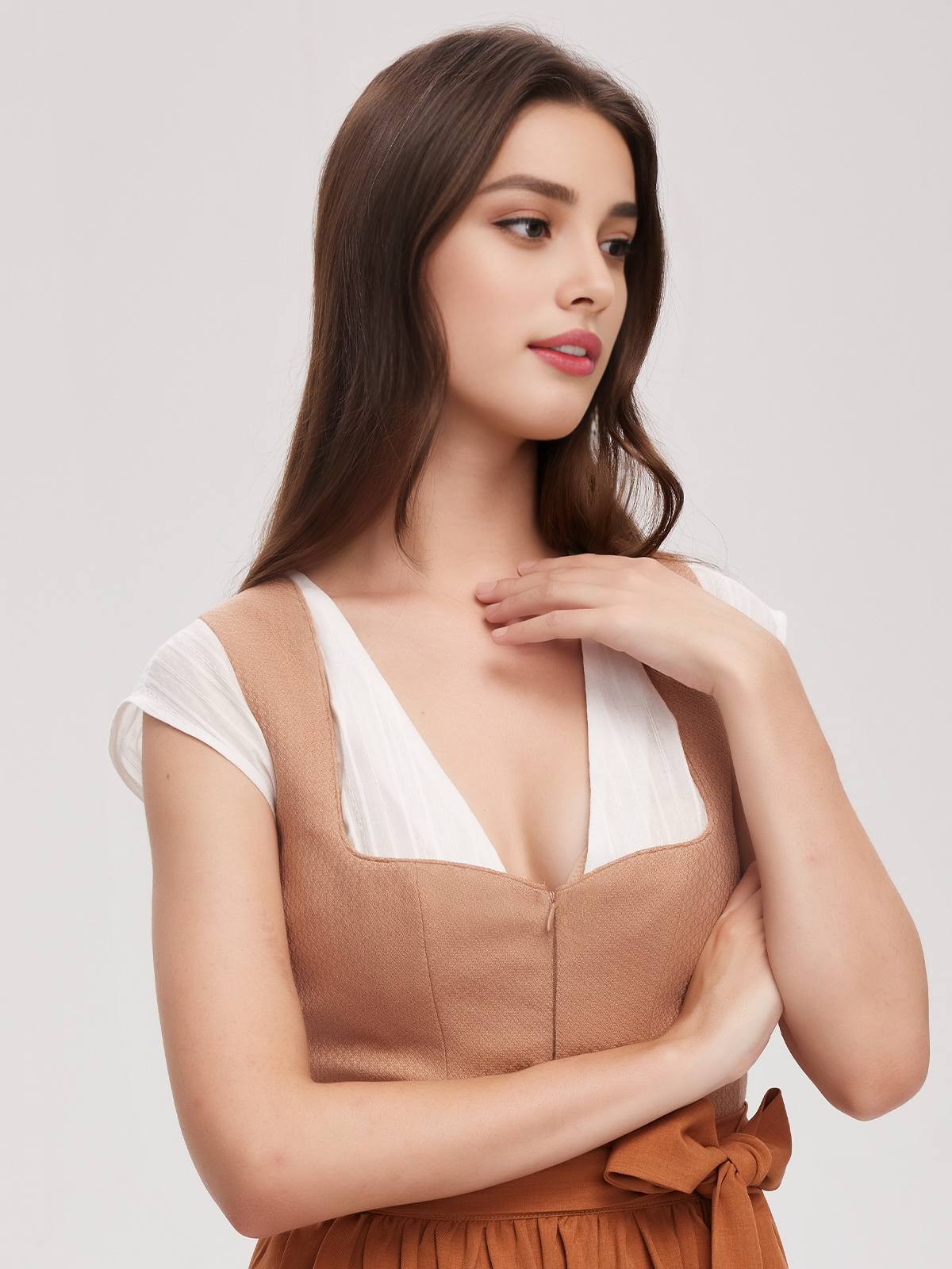 Modernes Dirndl in Braun mit femininem Schnitt