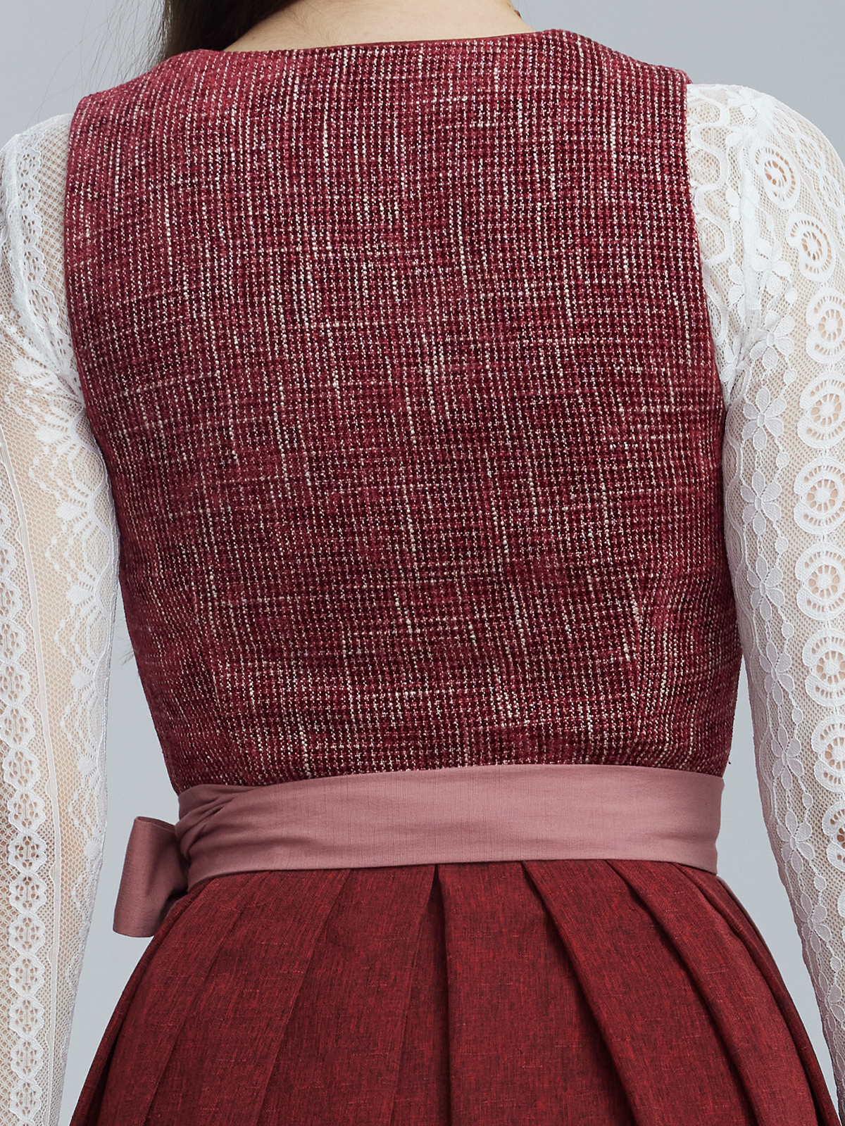 Modernes rotes Dirndl mit innovativem Schnitt