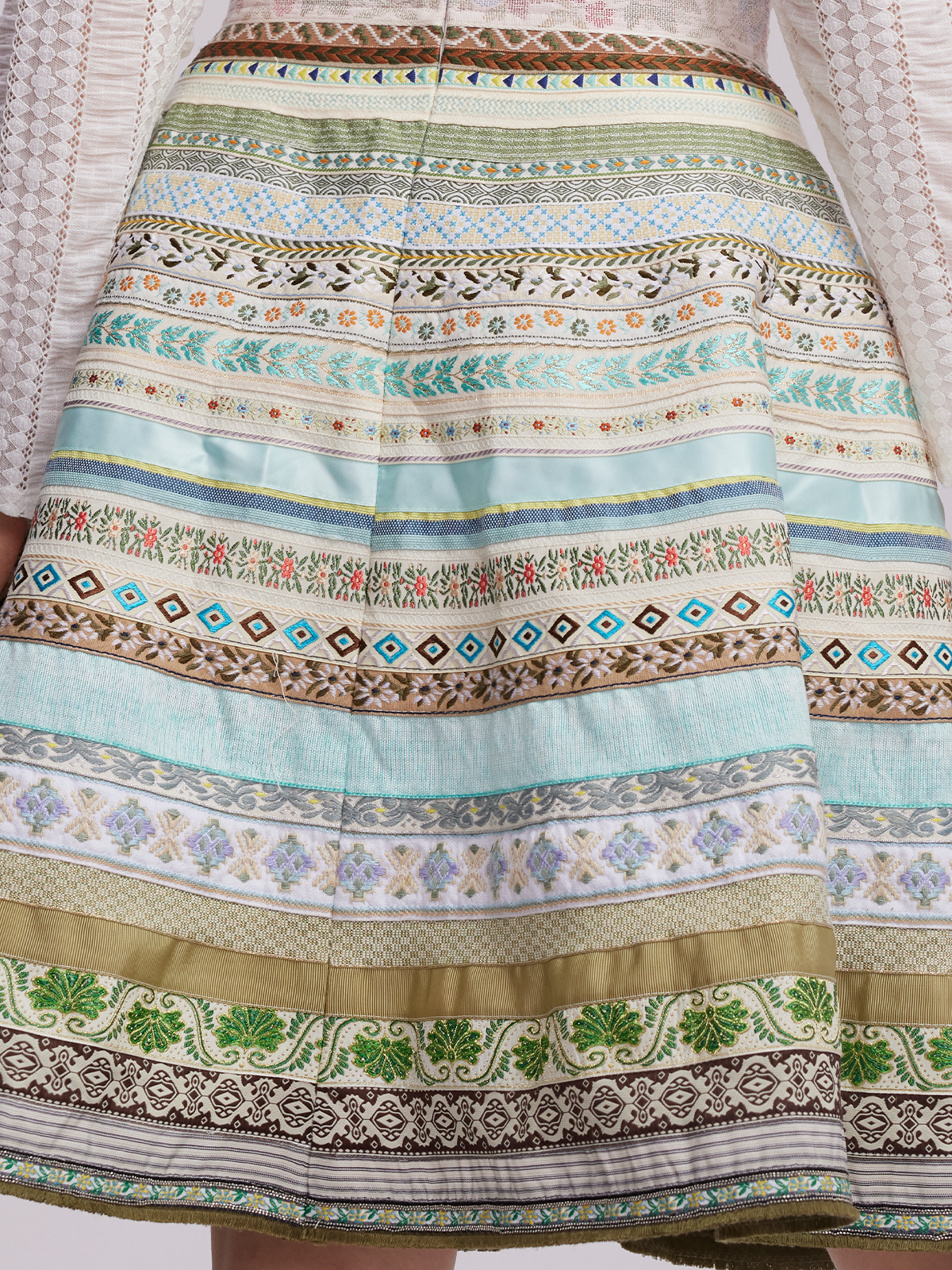 Ein elegantes grünes Dirndl mit floralen Details