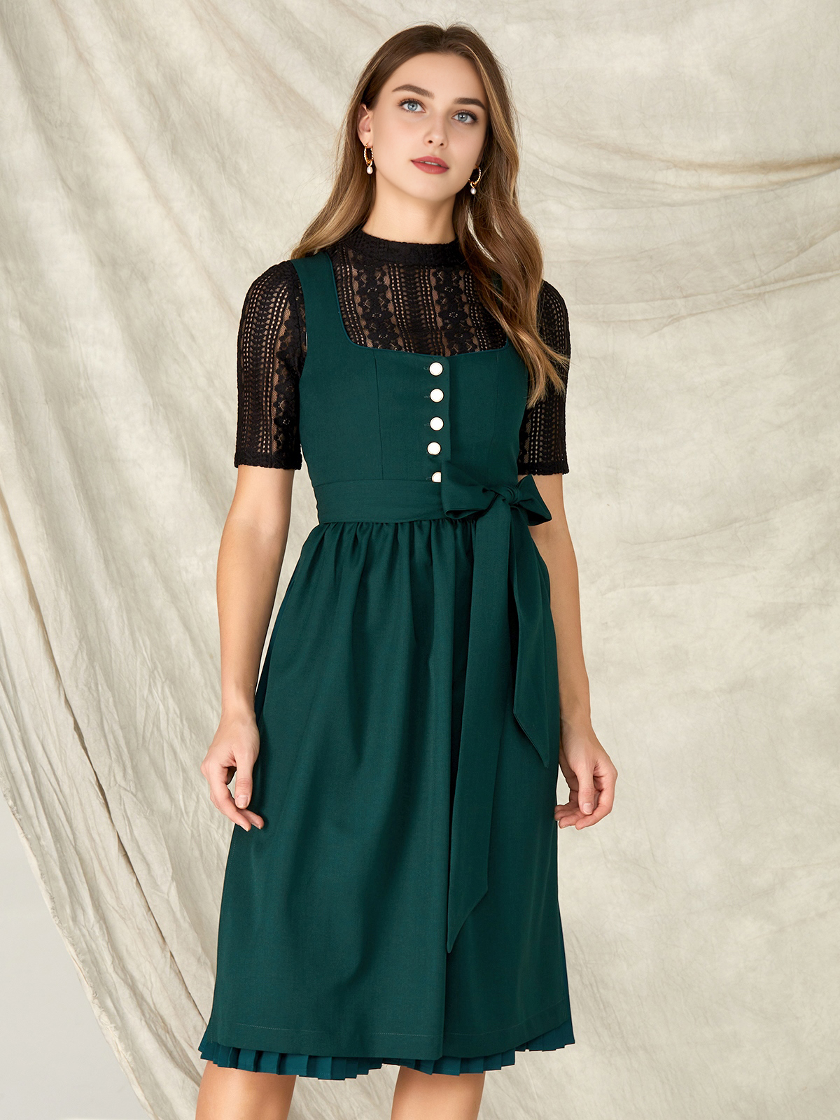 Dirndl in Grün mit Spitzenbesatz