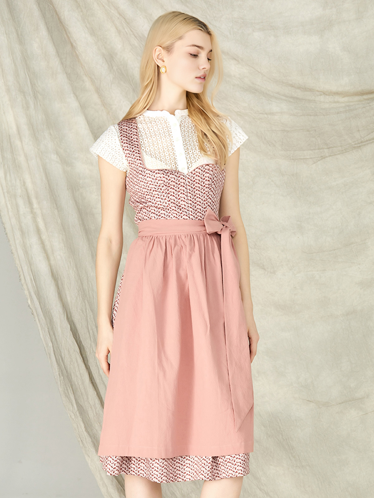 Moderne Dirndlbluse in Rosa mit Spitzenverzierung