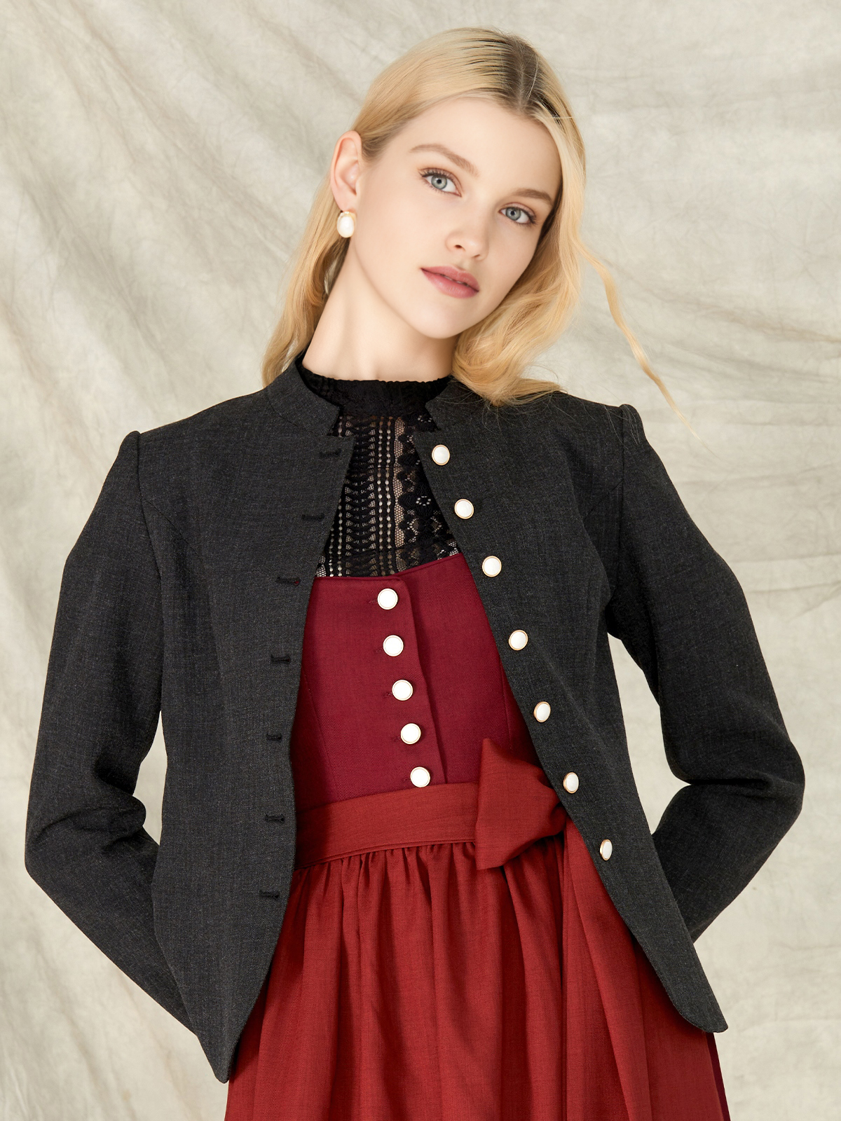 Dirndl Lindgrün mit schwarzer Jacke