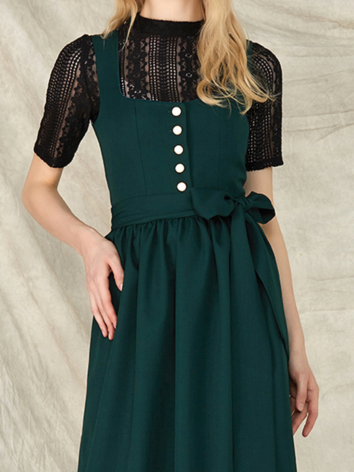 Dirndl in Grün – ein toller Kontrast zu beigem Samt