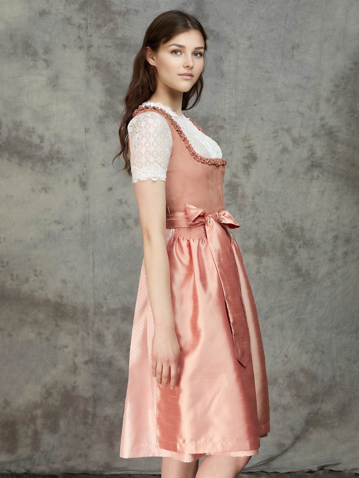 Modernes hellblaues Dirndl mit schlichter Silhouette