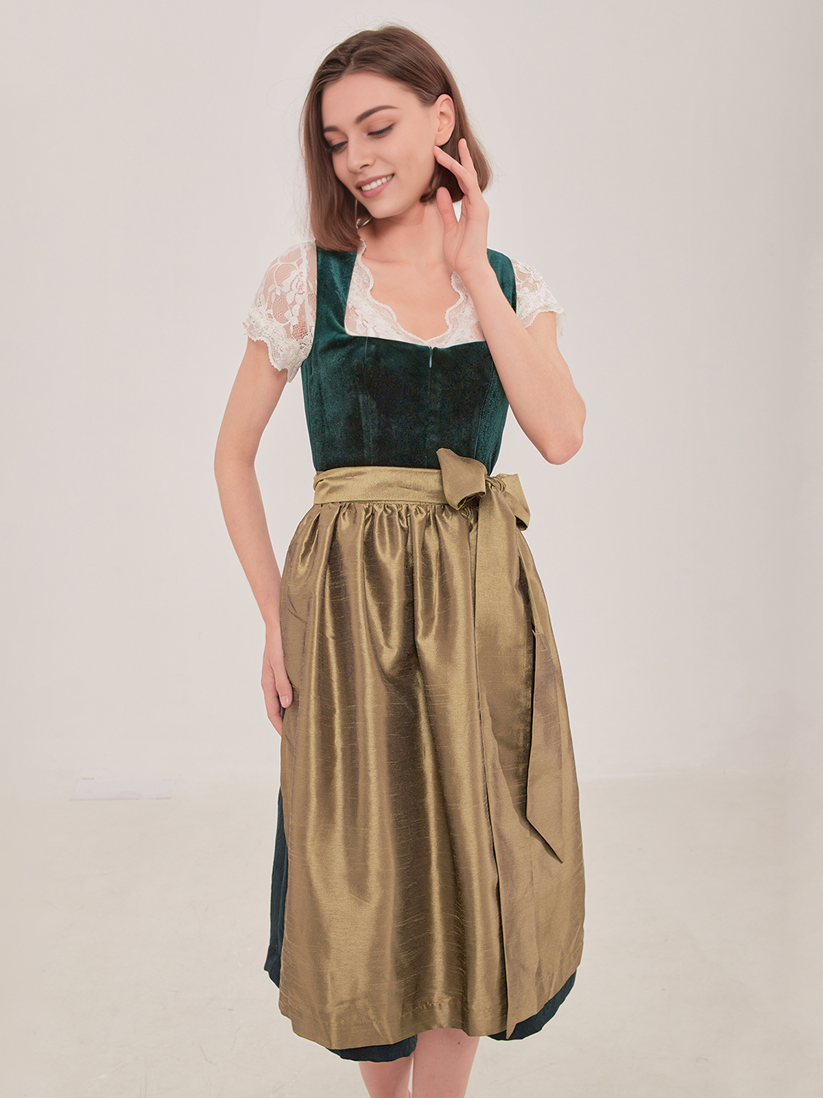 Dirndl in Grün mit langärmliger Bluse