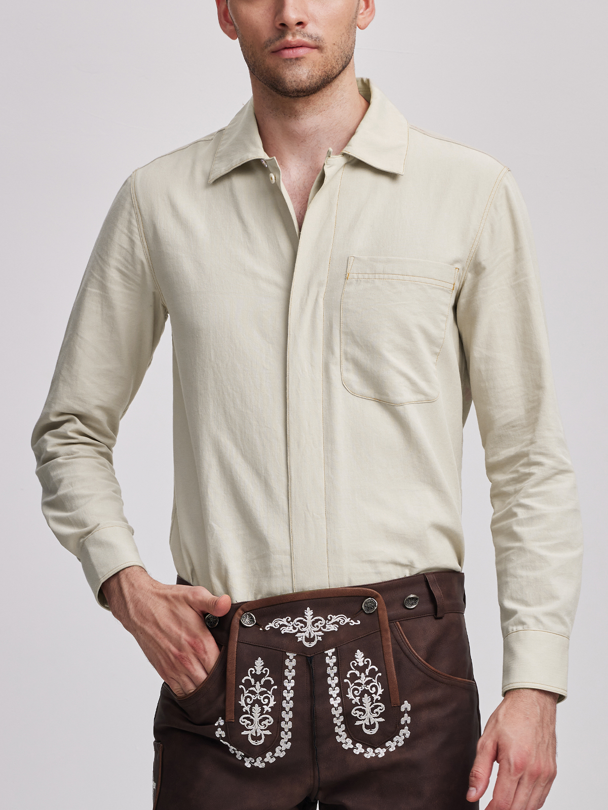 Modernes braunes Dirndl mit schlanker Silhouette