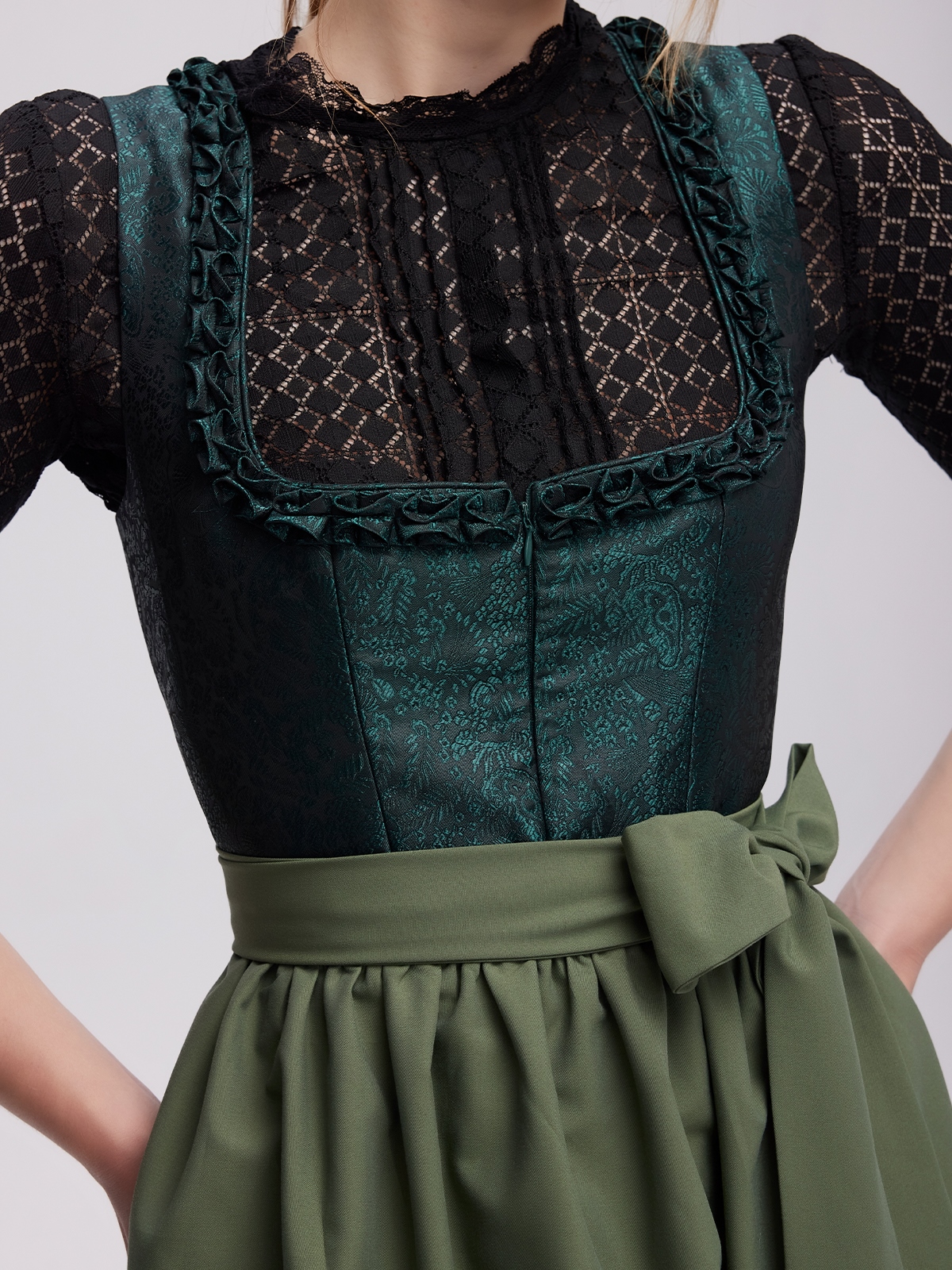 Dirndl mit elegantem Ausschnitt