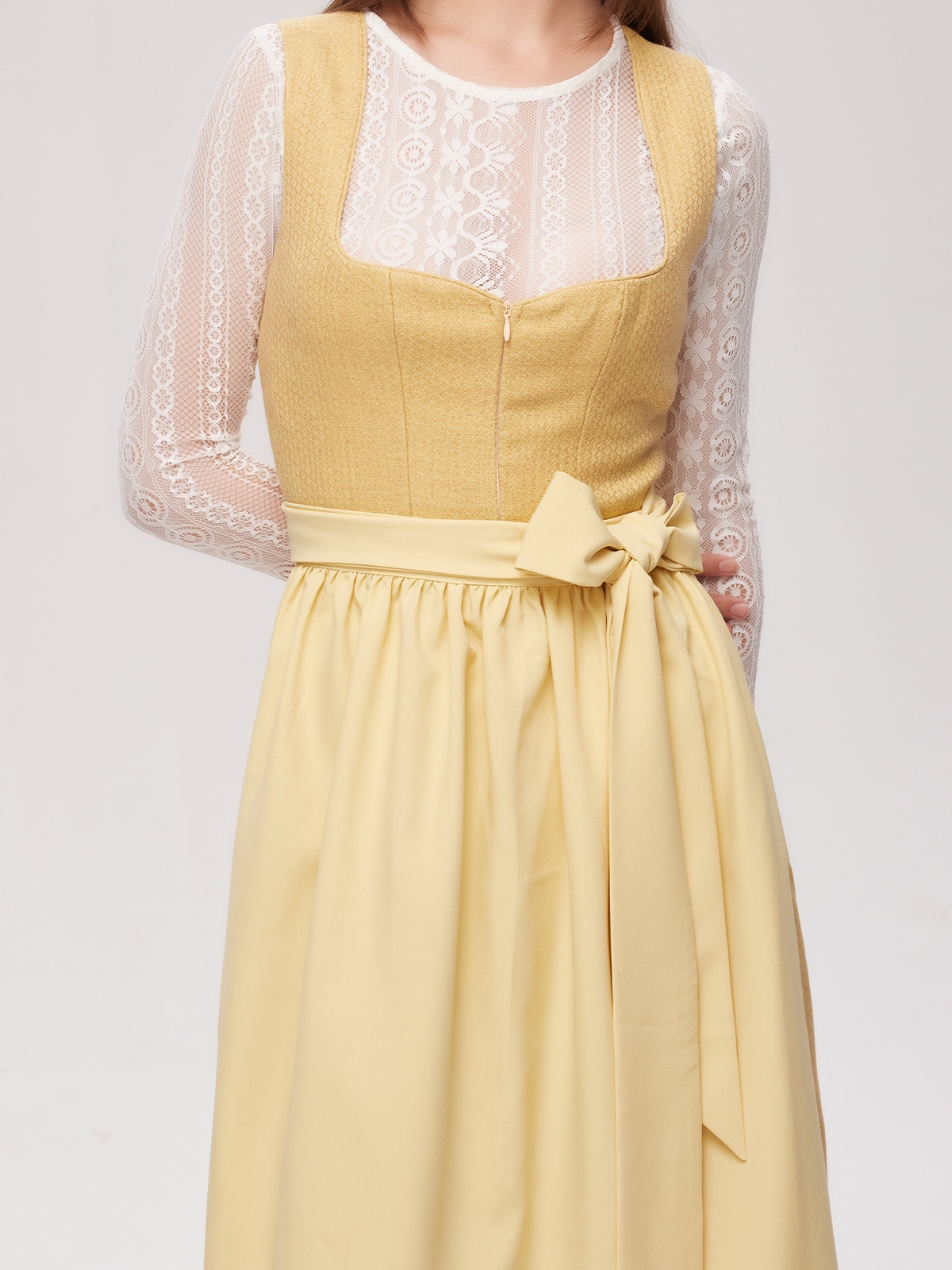 Gelbes Dirndl mit floralen Details
