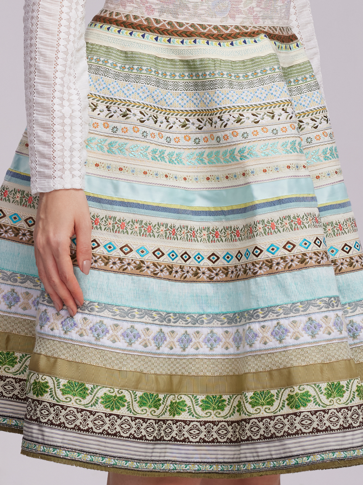 Dirndl in Grün mit floralen Details